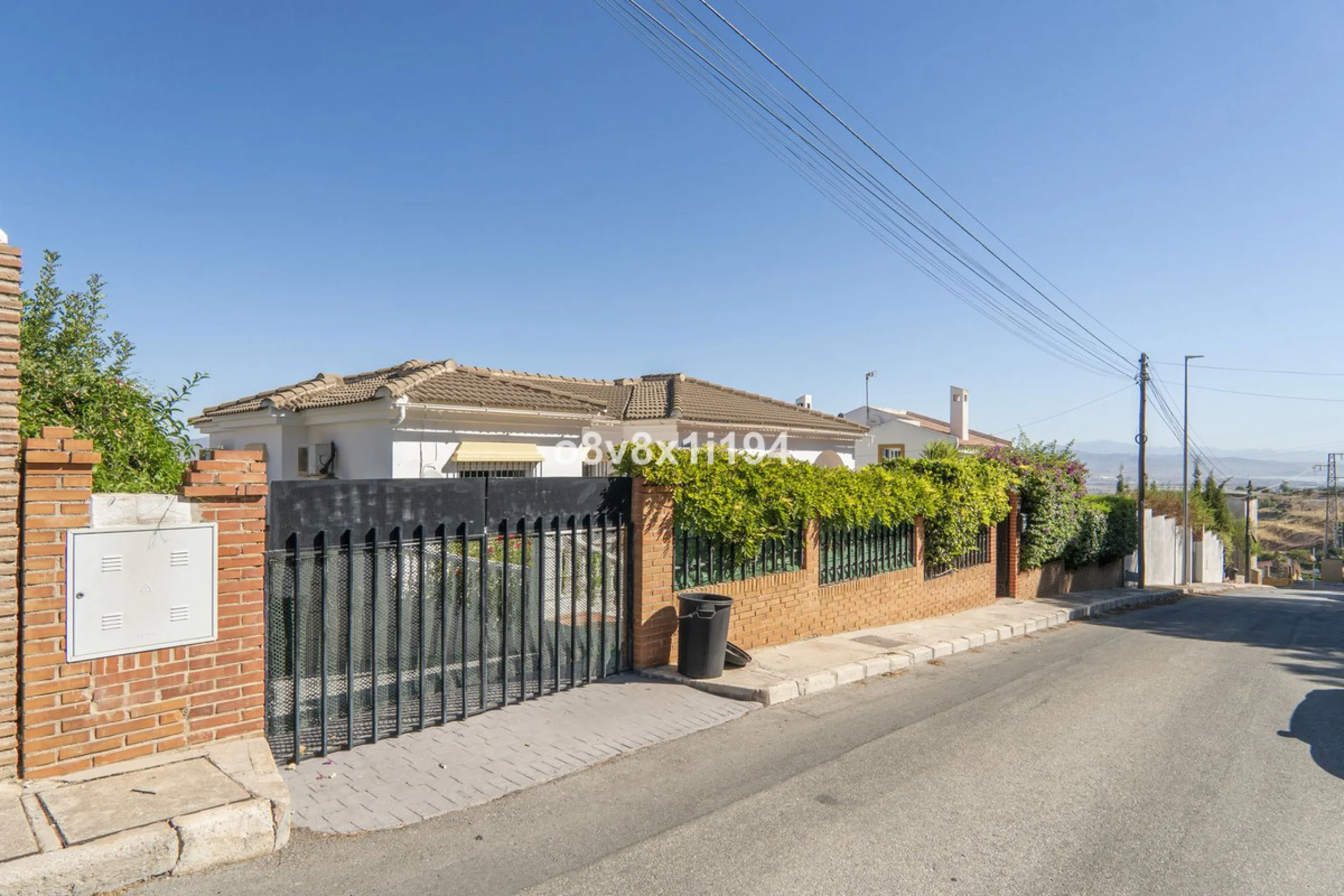 Imagine waking up every morning to open views that stretch as far as Malaga, surrounded by the tranquility of the Pinos de Alhaurín residential area. This detached villa is designed for families looking for a spacious, comfortable home surrounded by natur