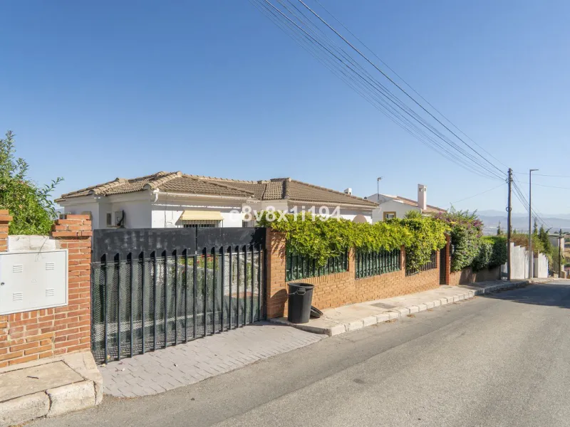 Imagine waking up every morning to open views that stretch as far as Malaga, surrounded by the tranquility of the Pinos de Alhaurín residential area. This detached villa is designed for families looking for a spacious, comfortable home surrounded by natur