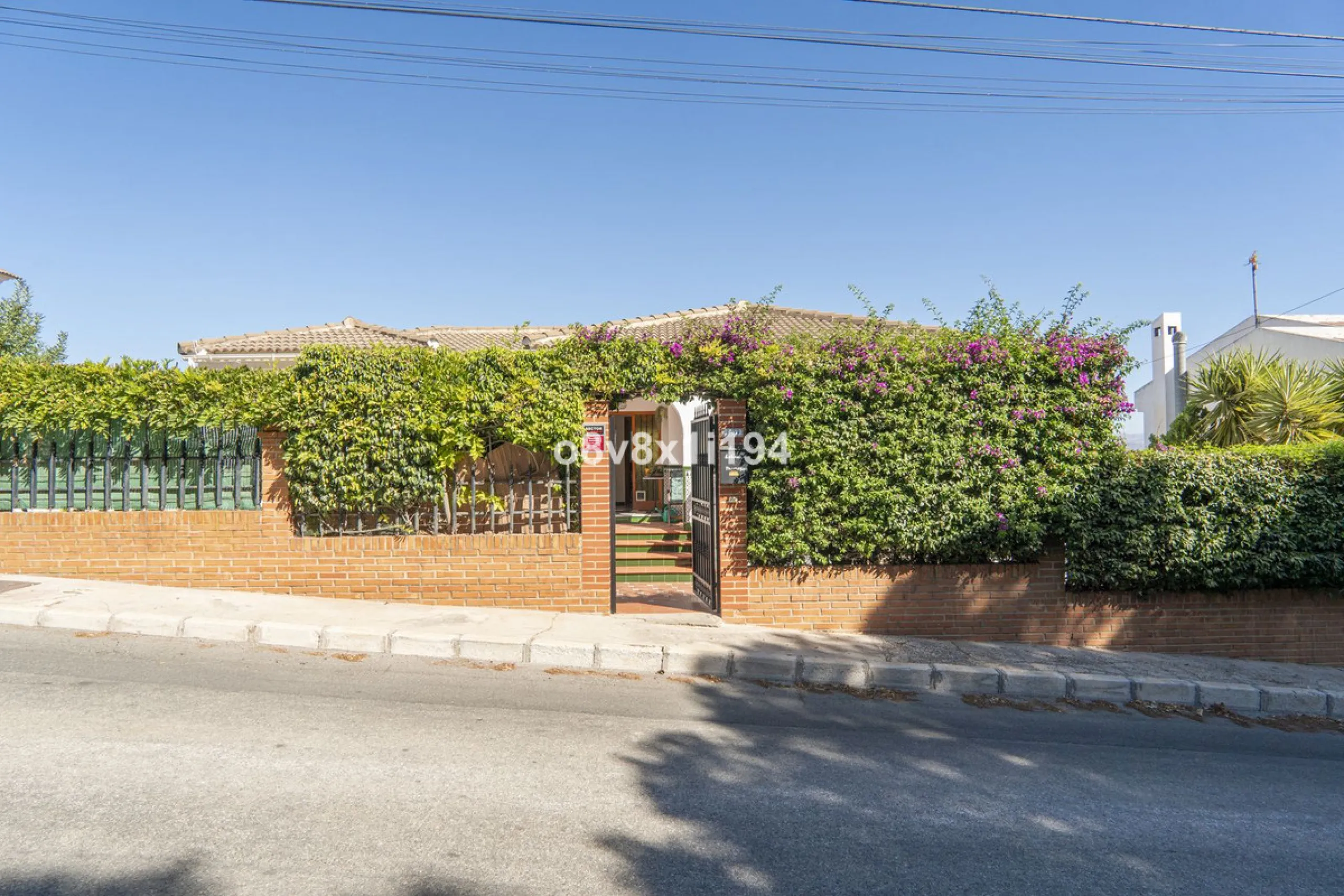 Imagine waking up every morning to open views that stretch as far as Malaga, surrounded by the tranquility of the Pinos de Alhaurín residential area. This detached villa is designed for families looking for a spacious, comfortable home surrounded by natur