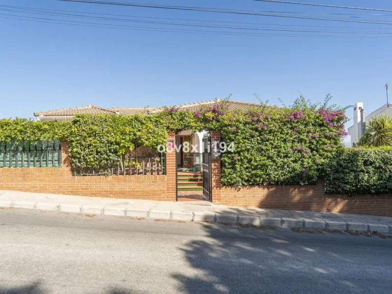 Imagine waking up every morning to open views that stretch as far as Malaga, surrounded by the tranquility of the Pinos de Alhaurín residential area. This detached villa is designed for families looking for a spacious, comfortable home surrounded by natur