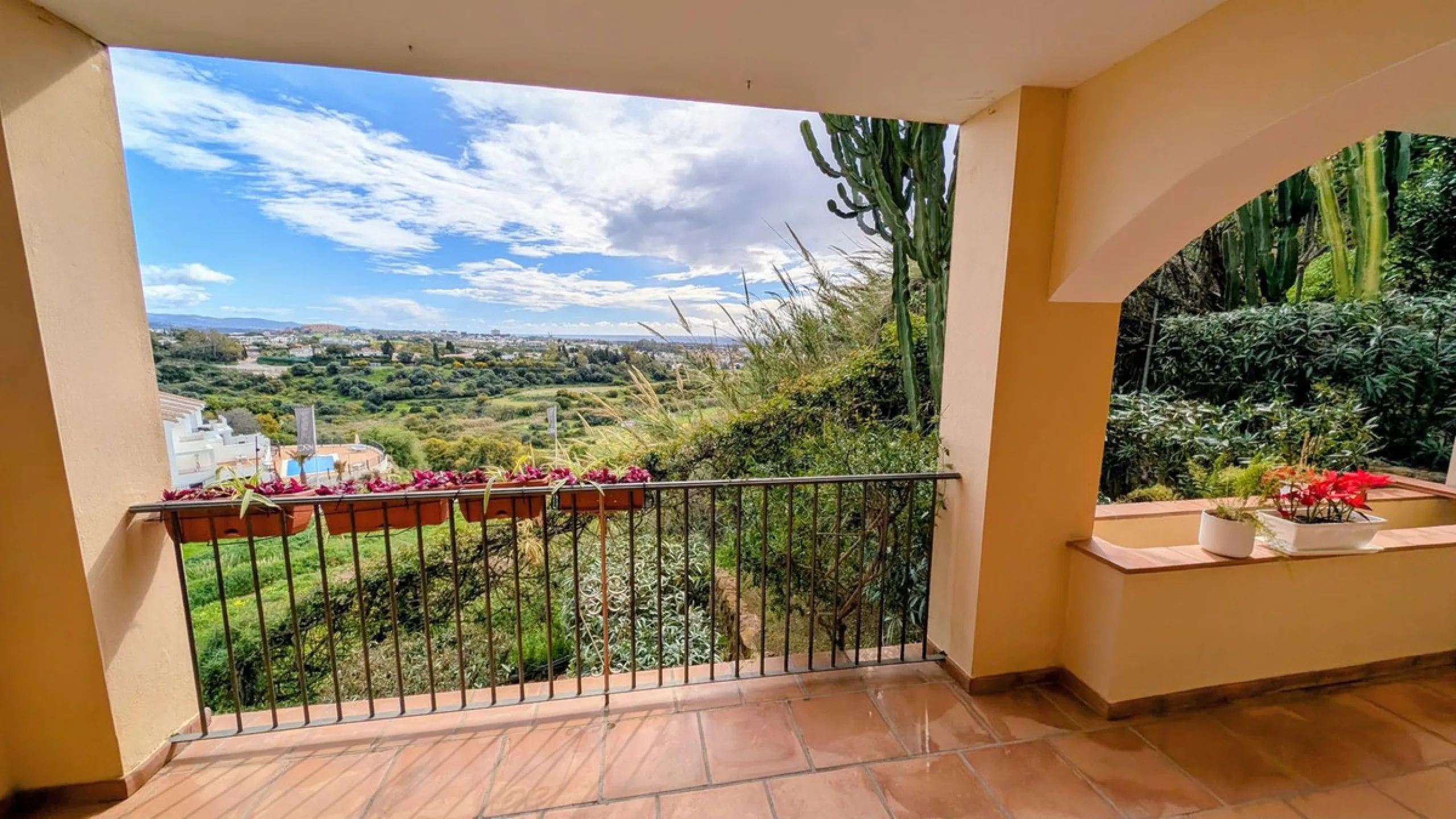 Altos de Almendros – Exclusive Ground-Floor Apartment with Spacious Private Garden and Sea View