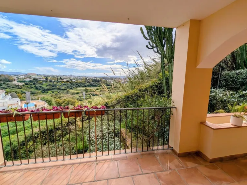 Altos de Almendros – Exclusive Ground-Floor Apartment with Spacious Private Garden and Sea View
