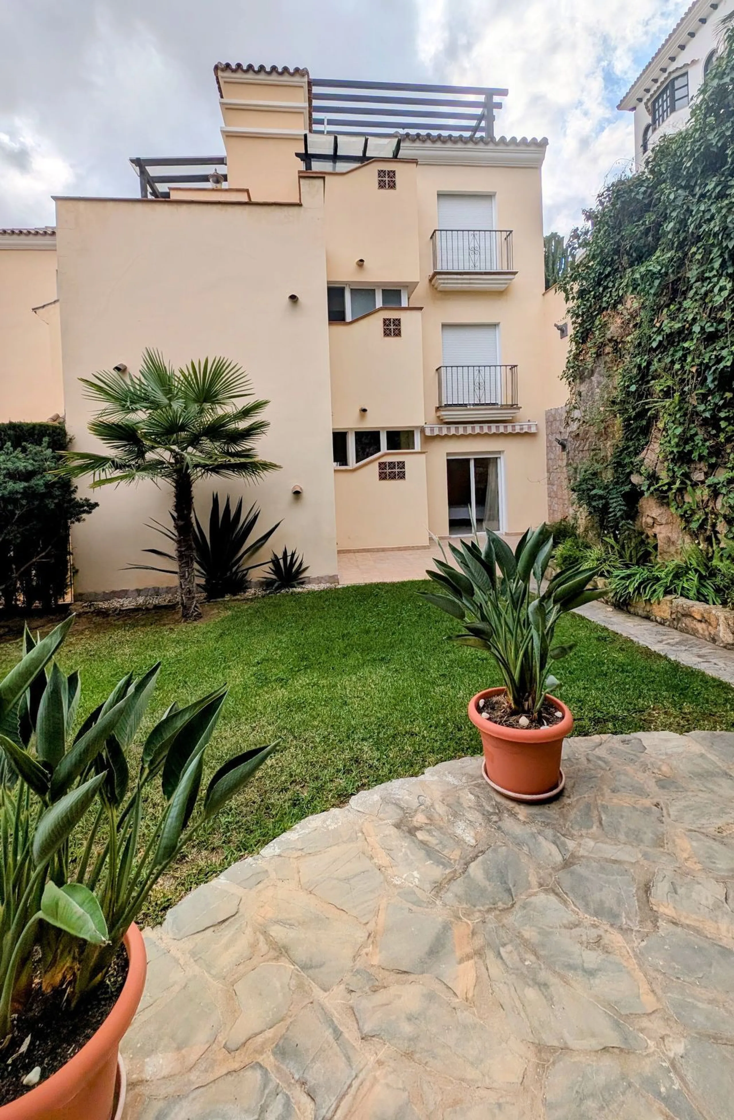 Altos de Almendros – Exclusive Ground-Floor Apartment with Spacious Private Garden and Sea View