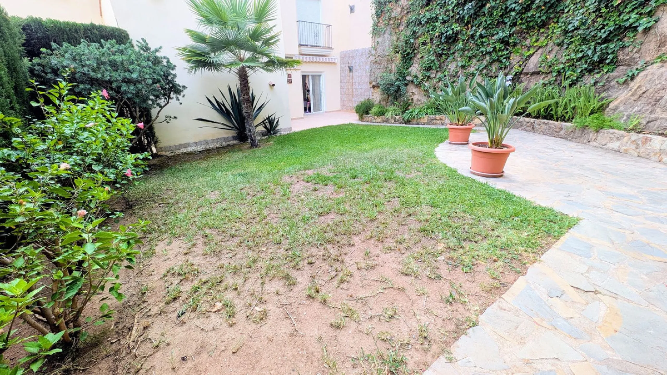 Altos de Almendros – Exclusive Ground-Floor Apartment with Spacious Private Garden and Sea View