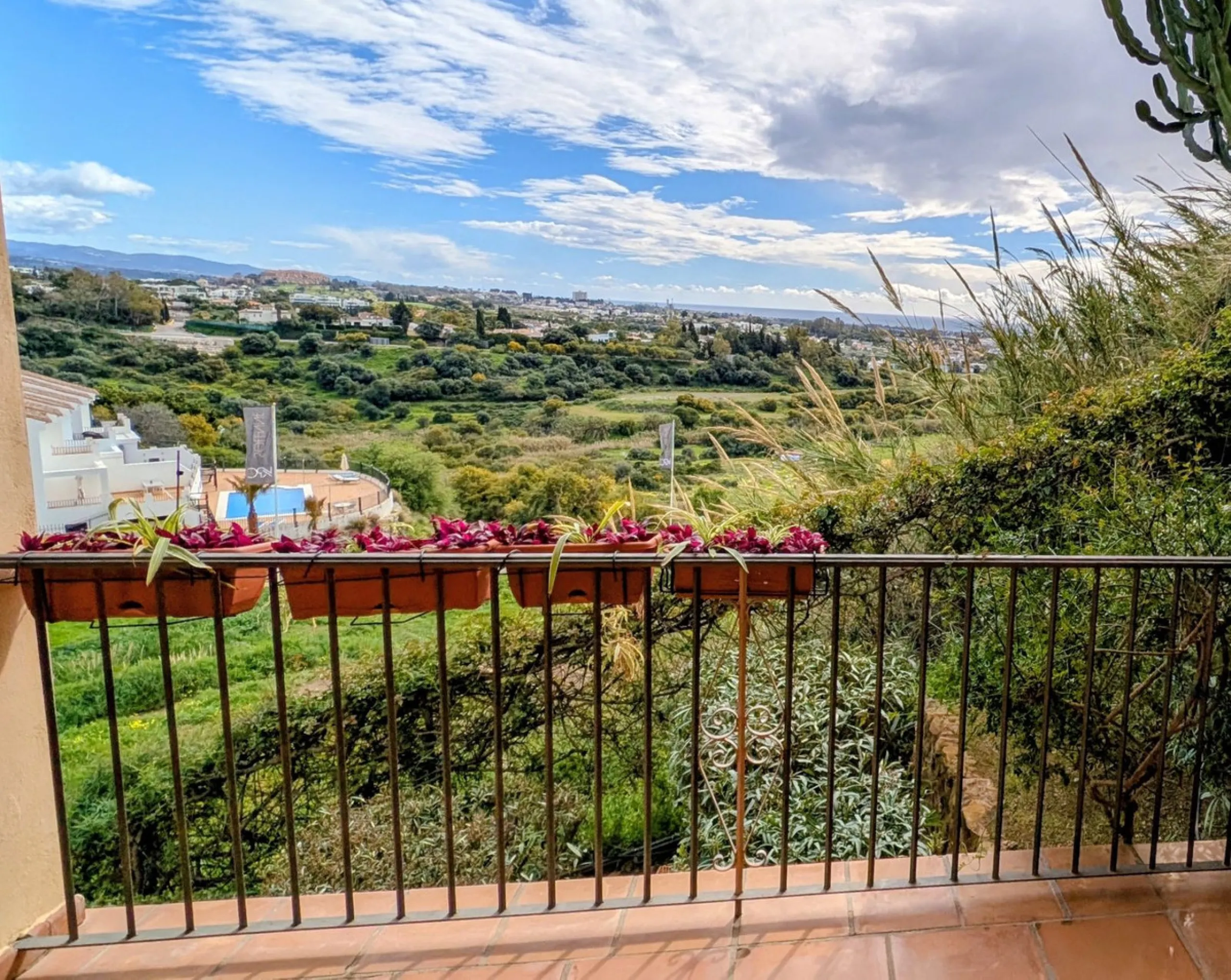 Altos de Almendros – Exclusive Ground-Floor Apartment with Spacious Private Garden and Sea View