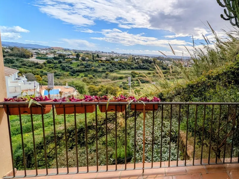 Altos de Almendros – Exclusive Ground-Floor Apartment with Spacious Private Garden and Sea View