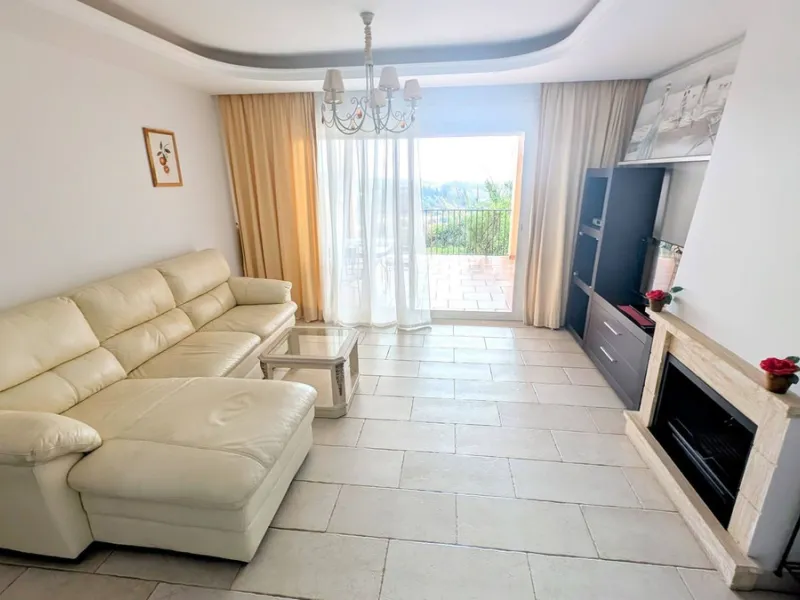 Altos de Almendros – Exclusive Ground-Floor Apartment with Spacious Private Garden and Sea View