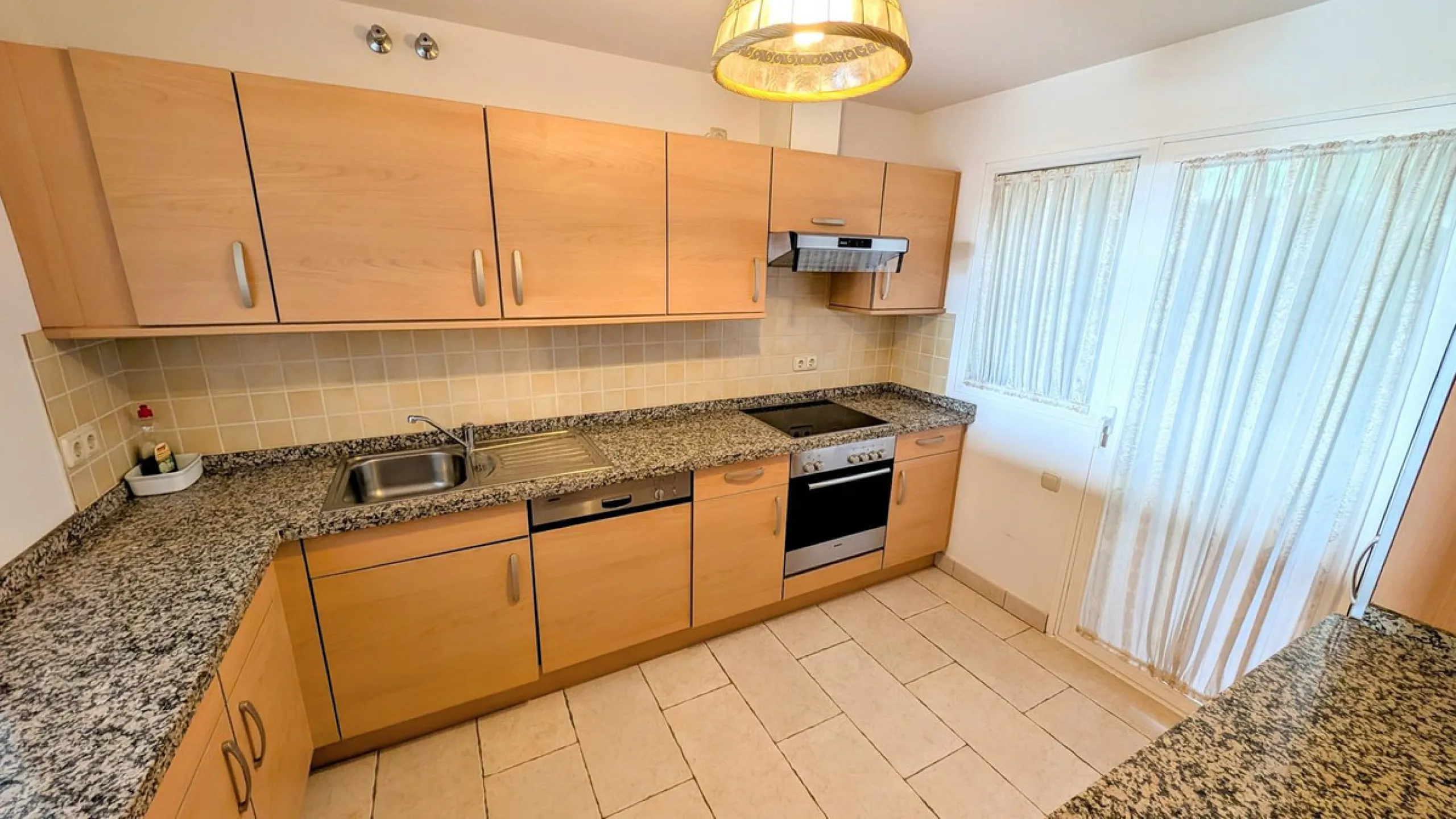 Altos de Almendros – Exclusive Ground-Floor Apartment with Spacious Private Garden and Sea View