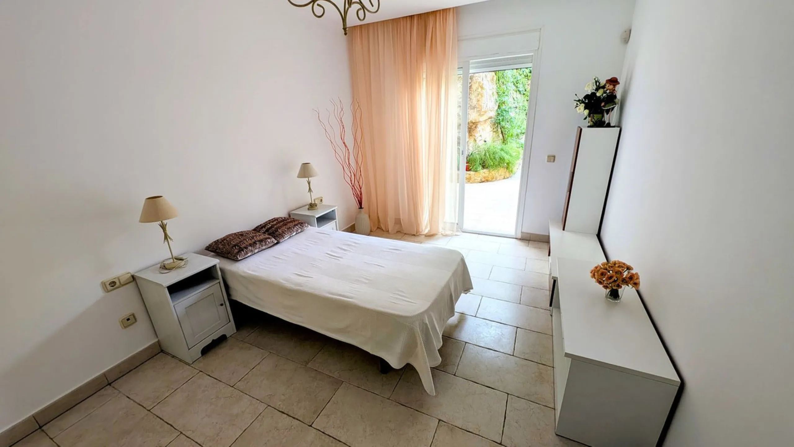 Altos de Almendros – Exclusive Ground-Floor Apartment with Spacious Private Garden and Sea View