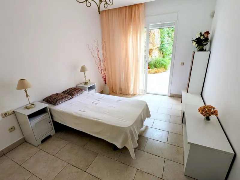 Altos de Almendros – Exclusive Ground-Floor Apartment with Spacious Private Garden and Sea View