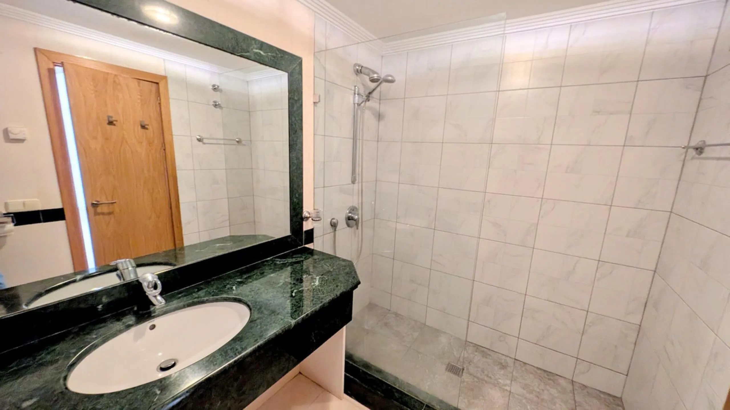 Altos de Almendros – Exclusive Ground-Floor Apartment with Spacious Private Garden and Sea View