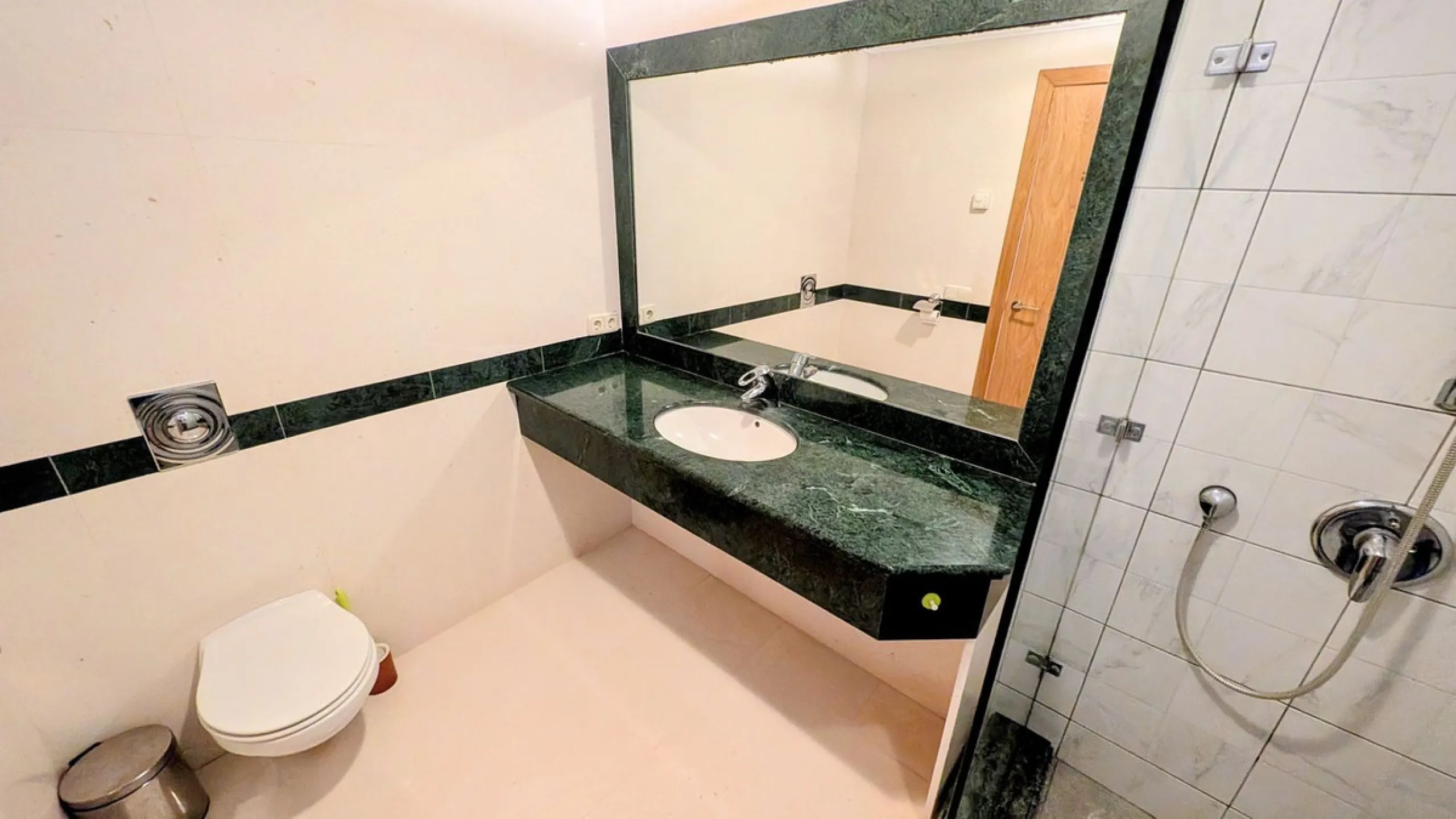Altos de Almendros – Exclusive Ground-Floor Apartment with Spacious Private Garden and Sea View
