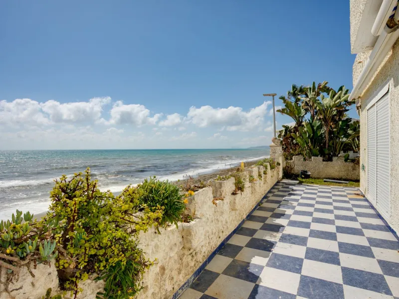 Вилла на берегу моря с прямым выходом к морю – престижное местоположение в Эстепоне