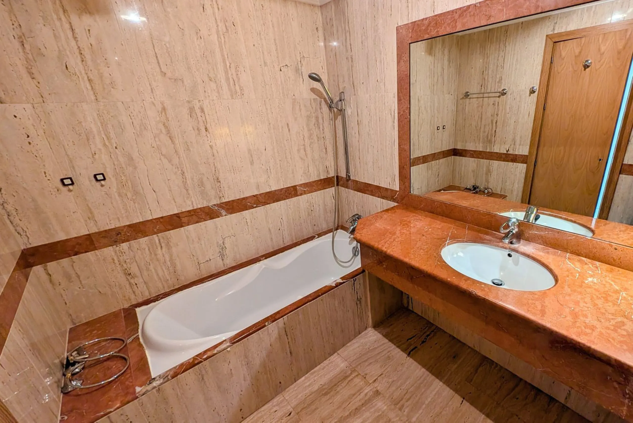 Altos de Almendros – Exclusive Ground-Floor Apartment with Spacious Private Garden and Sea View