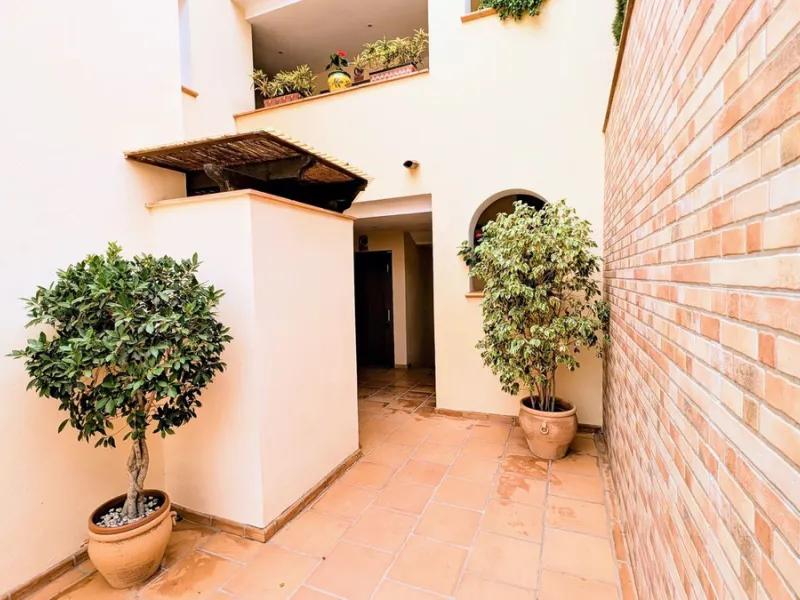 Altos de Almendros – Exclusive Ground-Floor Apartment with Spacious Private Garden and Sea View