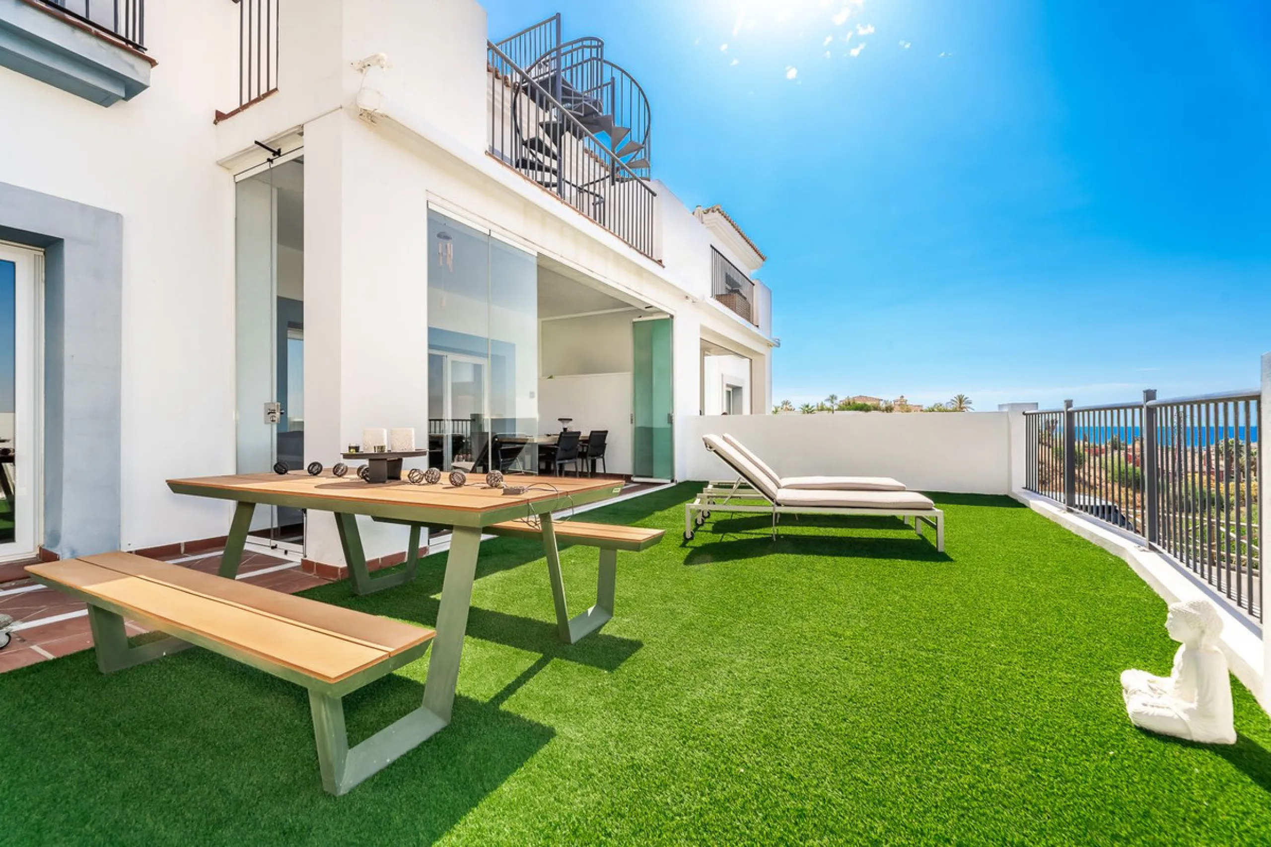 Andalucian style living with a modern twist within the popular urbanisation Paraiso Pueblo.