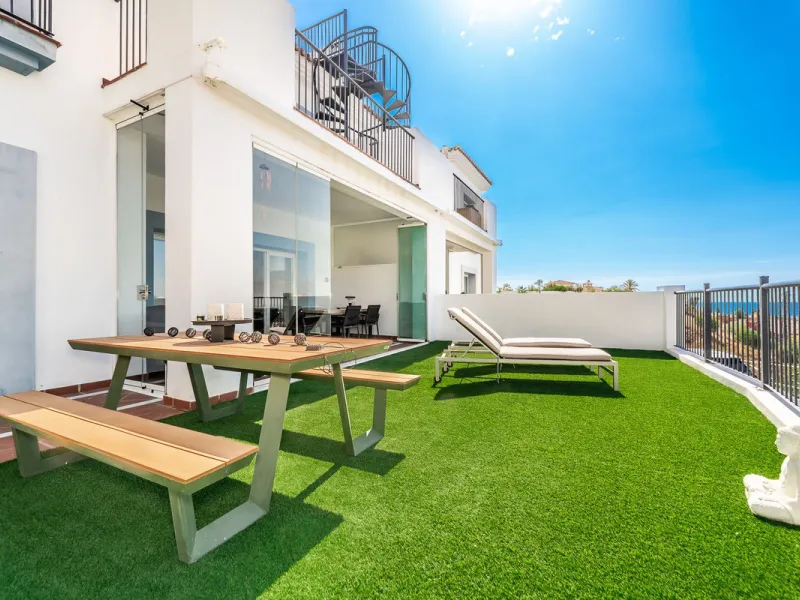 Andalucian style living with a modern twist within the popular urbanisation Paraiso Pueblo.