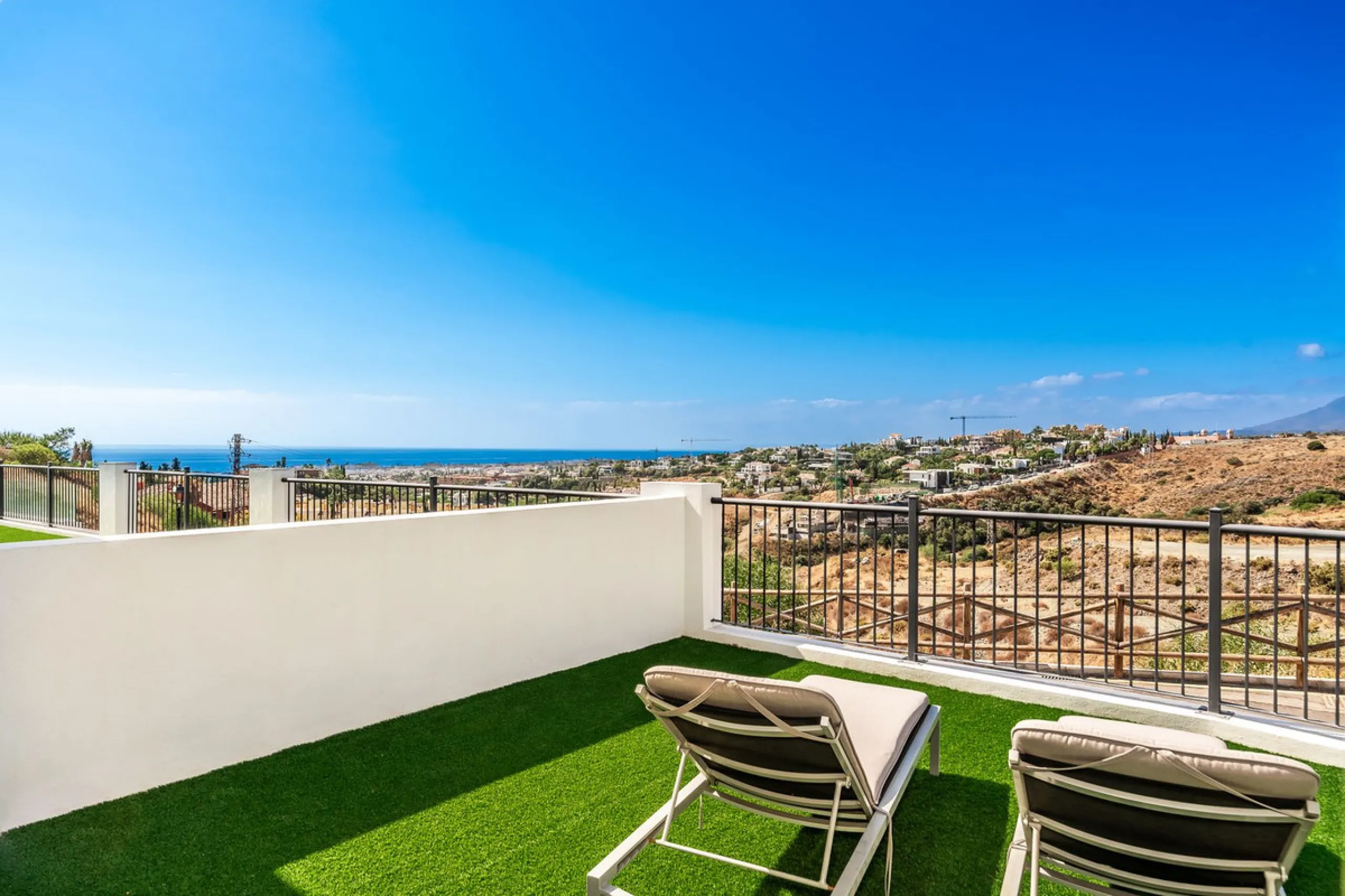 Andalucian style living with a modern twist within the popular urbanisation Paraiso Pueblo.