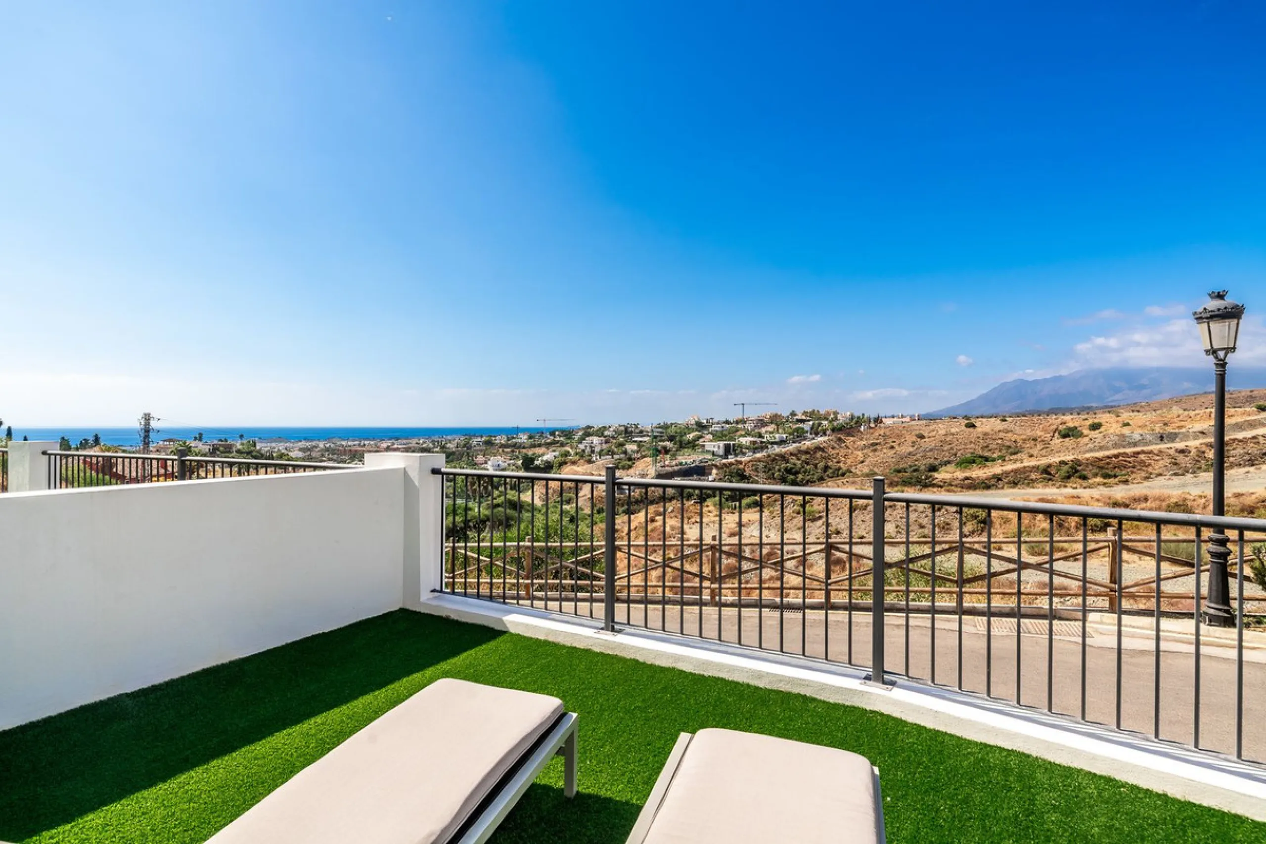 Andalucian style living with a modern twist within the popular urbanisation Paraiso Pueblo.