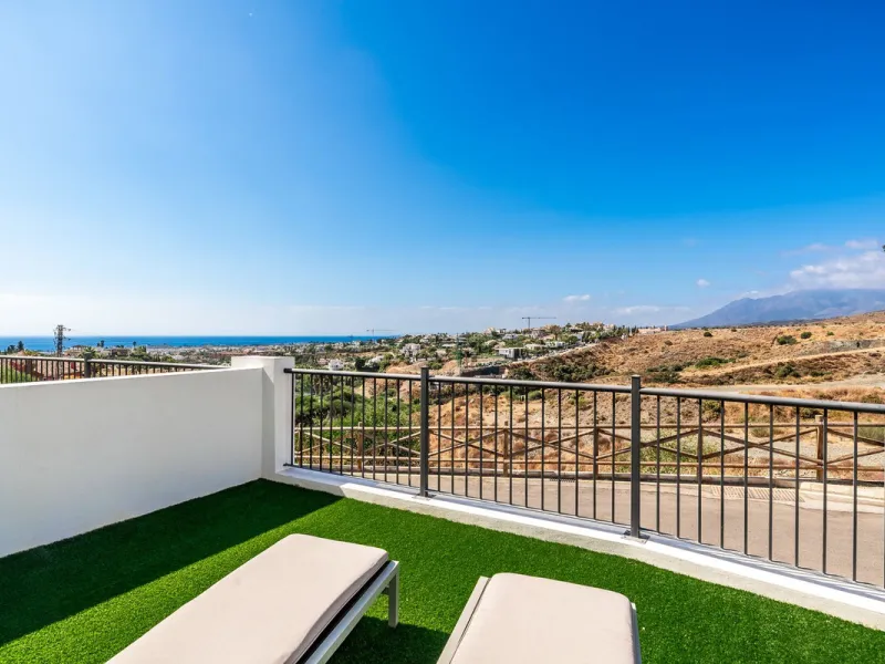 Andalucian style living with a modern twist within the popular urbanisation Paraiso Pueblo.
