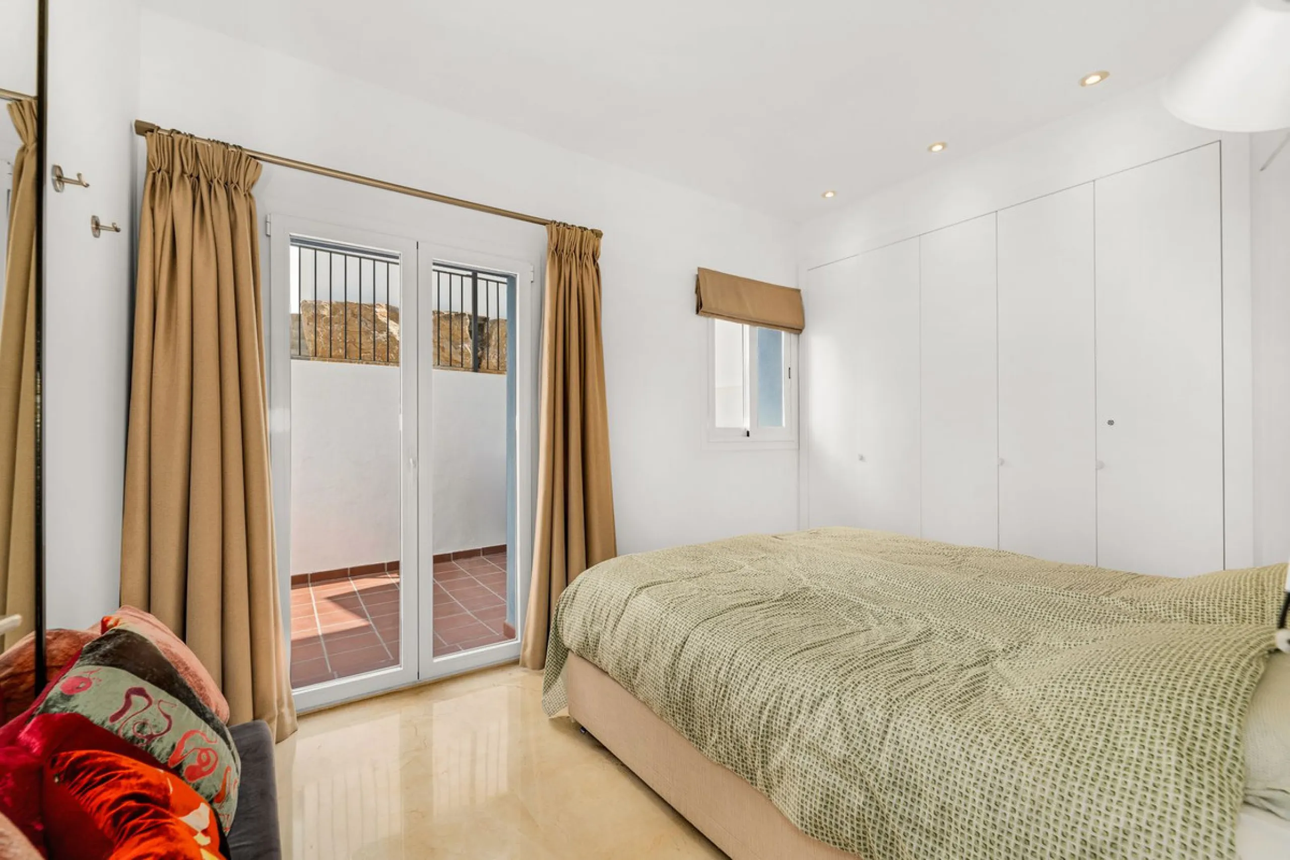 Andalucian style living with a modern twist within the popular urbanisation Paraiso Pueblo.