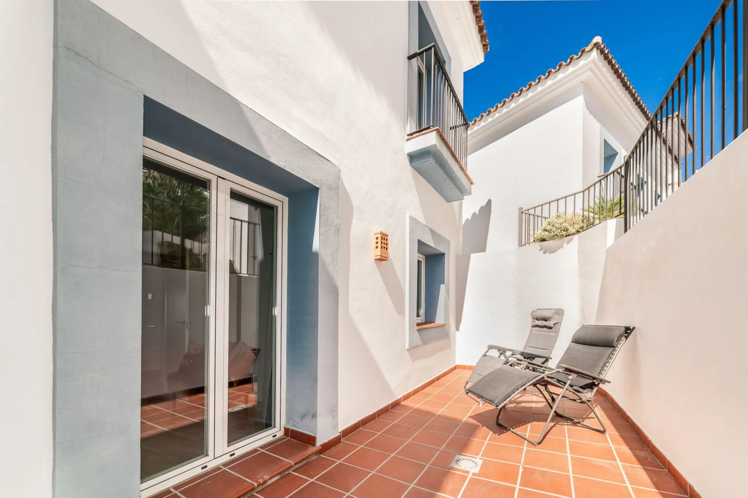 Andalucian style living with a modern twist within the popular urbanisation Paraiso Pueblo.