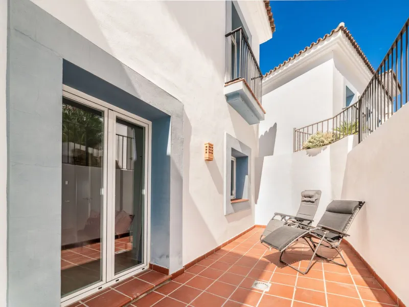 Andalucian style living with a modern twist within the popular urbanisation Paraiso Pueblo.