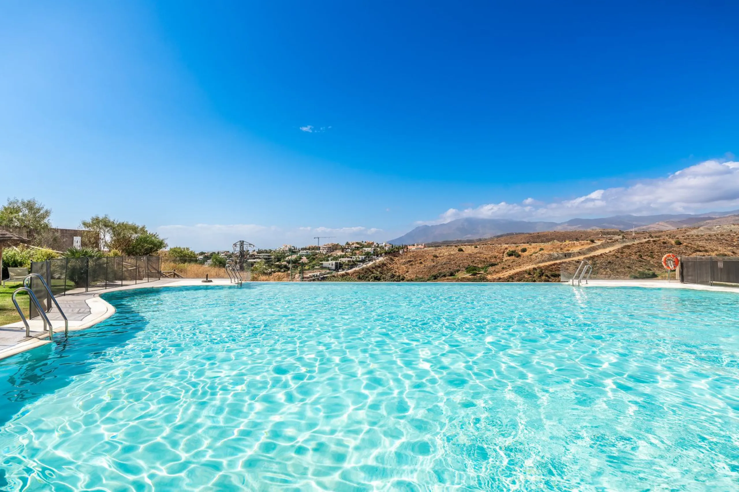 Andalucian style living with a modern twist within the popular urbanisation Paraiso Pueblo.