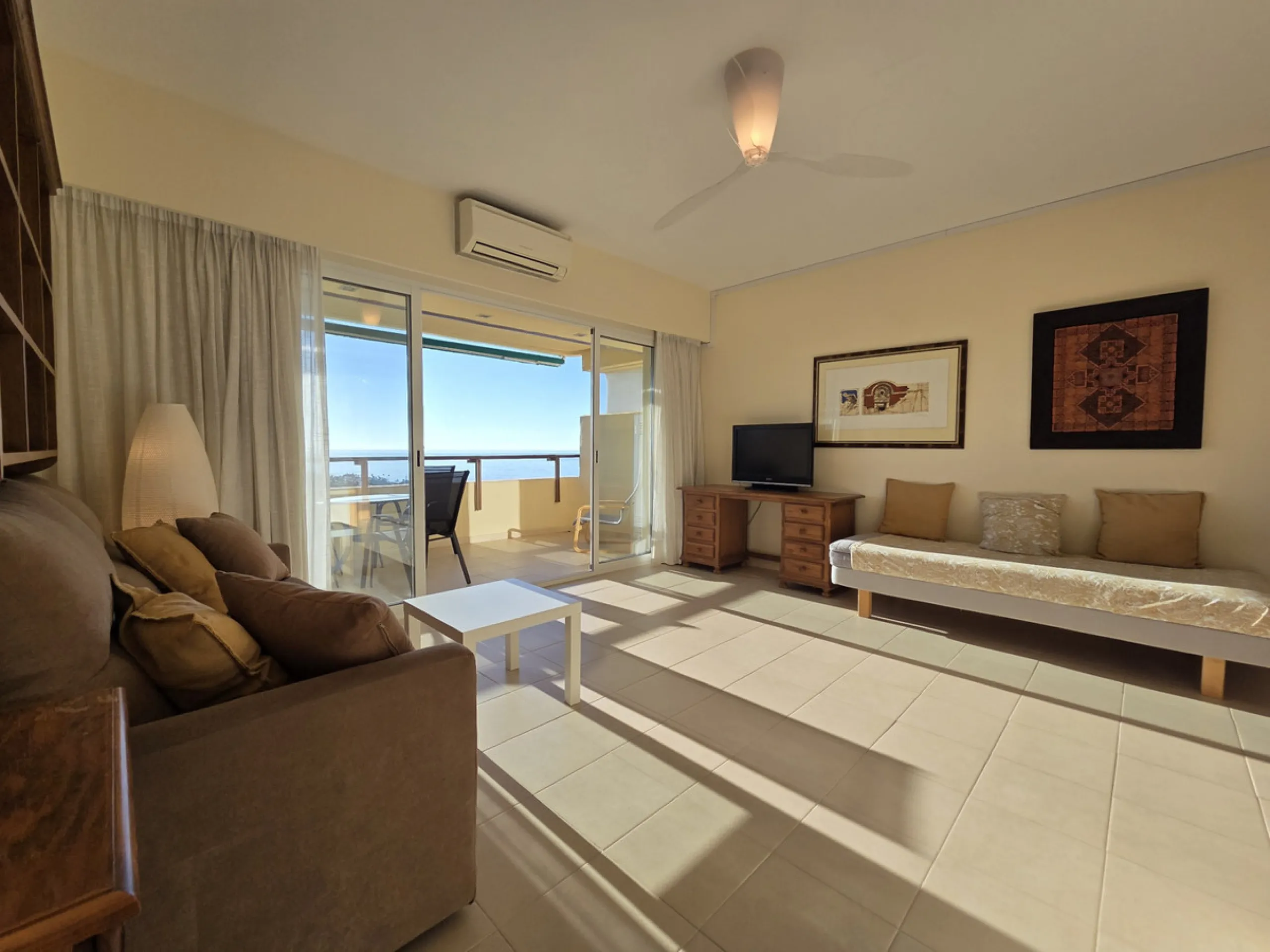 Exclusive luxury studio that combines elegance, comfort, and a privileged location. The property features a full bathroom and a spacious open-plan area that integrates the living room, dining area, kitchen, and bedroom. It also offers a storage room and a