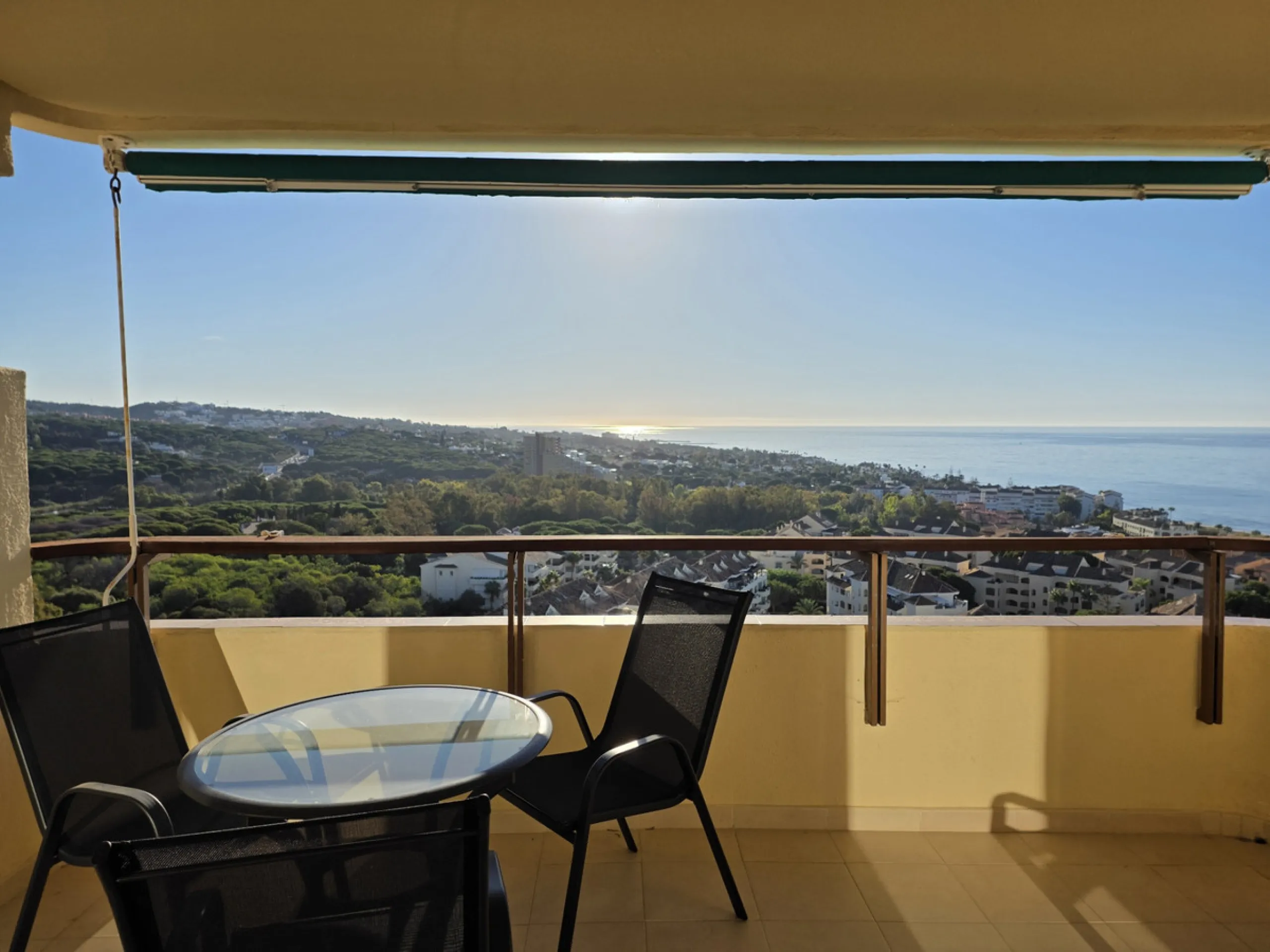 Exclusive luxury studio that combines elegance, comfort, and a privileged location. The property features a full bathroom and a spacious open-plan area that integrates the living room, dining area, kitchen, and bedroom. It also offers a storage room and a
