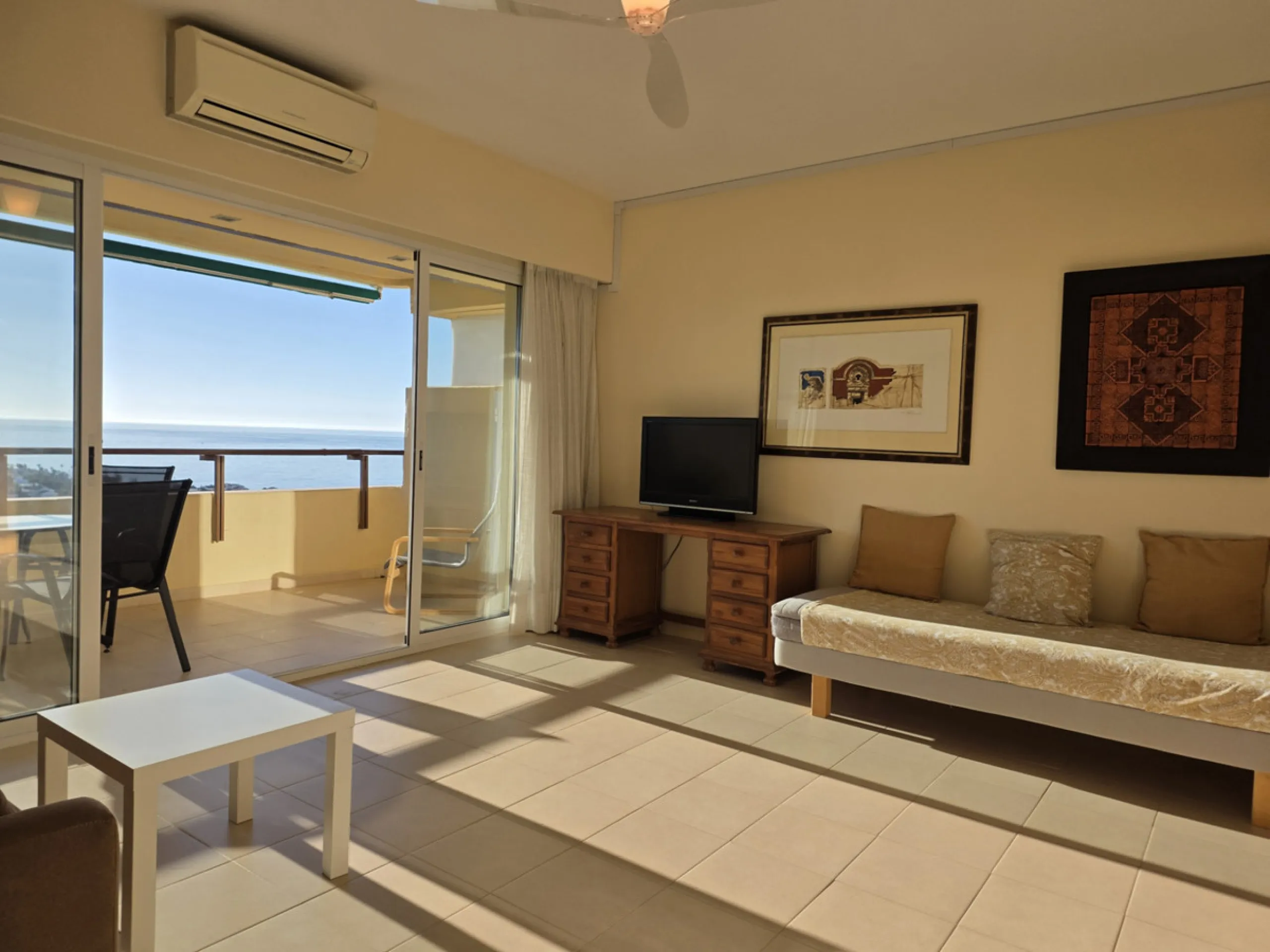 Exclusive luxury studio that combines elegance, comfort, and a privileged location. The property features a full bathroom and a spacious open-plan area that integrates the living room, dining area, kitchen, and bedroom. It also offers a storage room and a