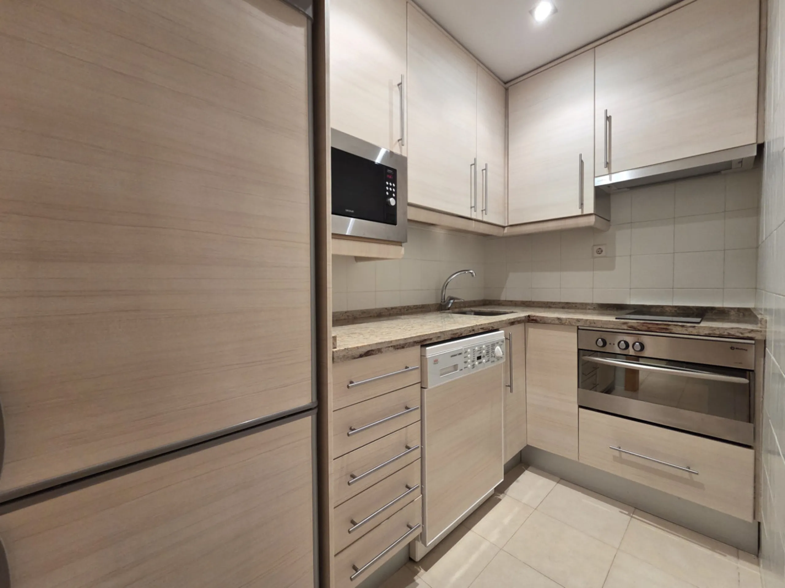 Exclusive luxury studio that combines elegance, comfort, and a privileged location. The property features a full bathroom and a spacious open-plan area that integrates the living room, dining area, kitchen, and bedroom. It also offers a storage room and a