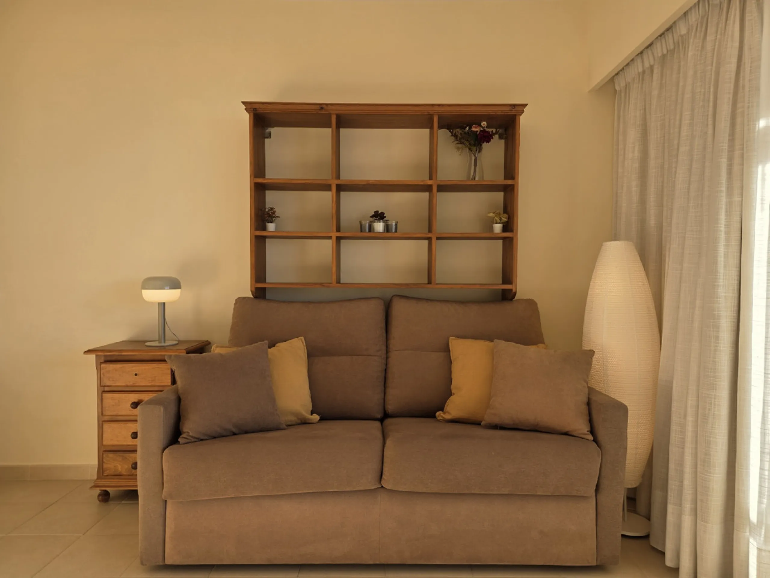 Exclusive luxury studio that combines elegance, comfort, and a privileged location. The property features a full bathroom and a spacious open-plan area that integrates the living room, dining area, kitchen, and bedroom. It also offers a storage room and a