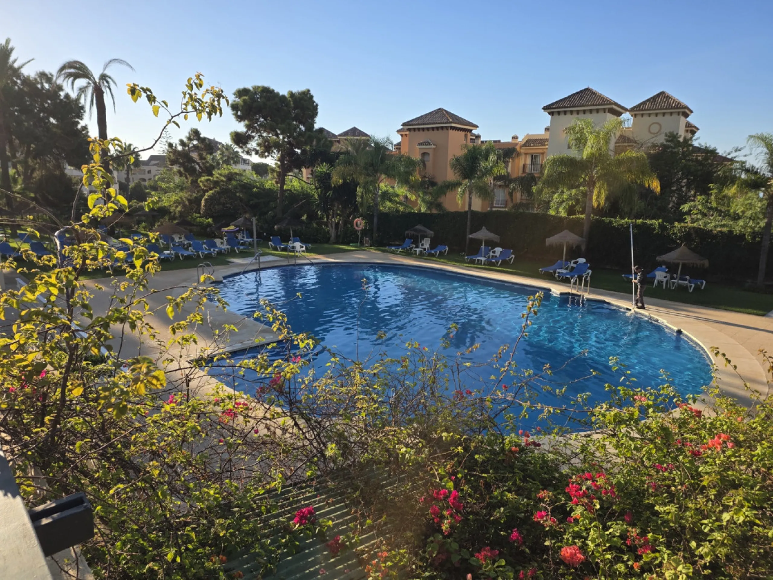 Exclusive luxury studio that combines elegance, comfort, and a privileged location. The property features a full bathroom and a spacious open-plan area that integrates the living room, dining area, kitchen, and bedroom. It also offers a storage room and a