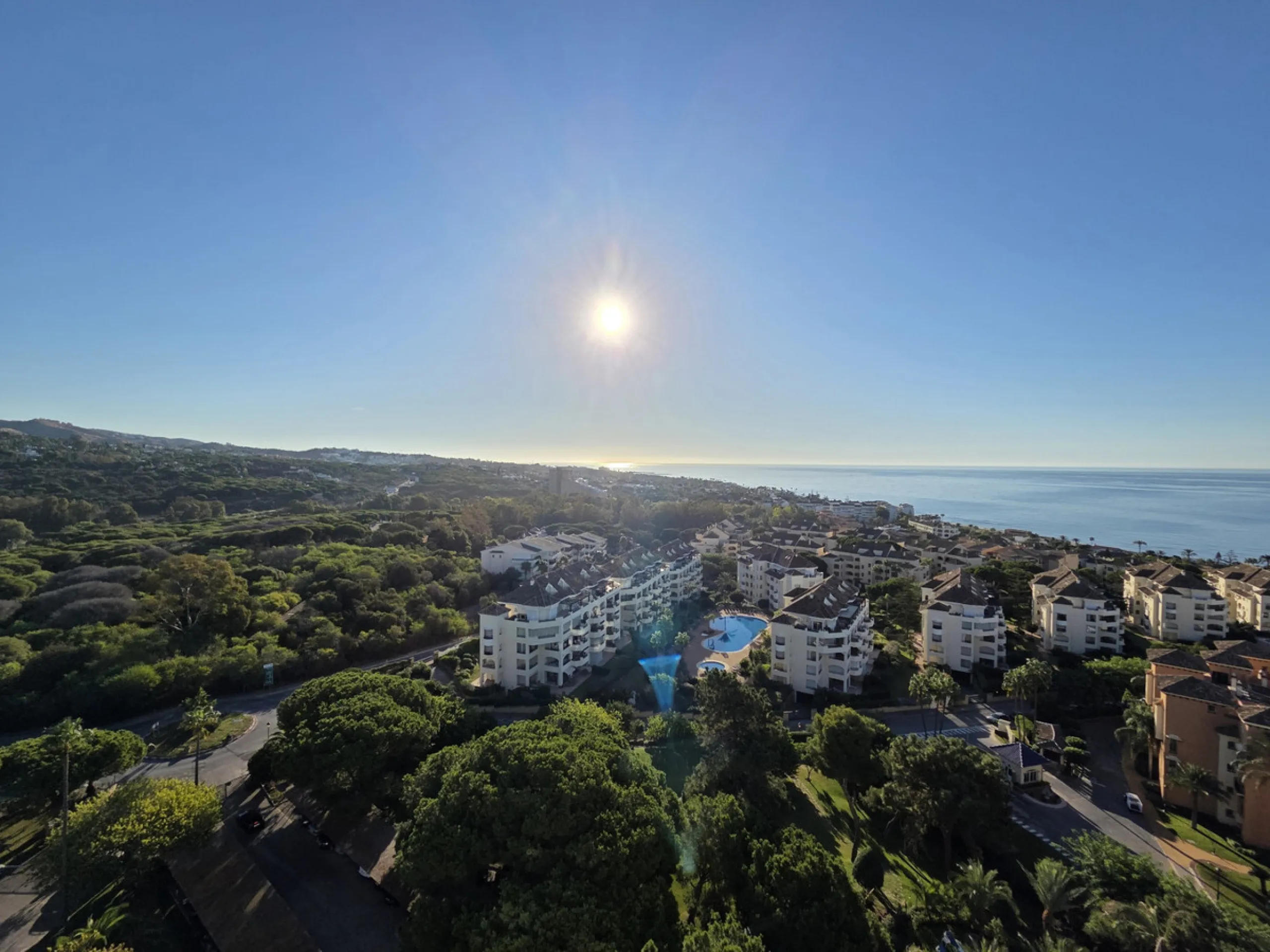 Exclusive luxury studio that combines elegance, comfort, and a privileged location. The property features a full bathroom and a spacious open-plan area that integrates the living room, dining area, kitchen, and bedroom. It also offers a storage room and a