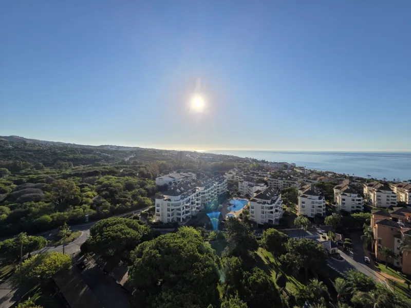 Exclusive luxury studio that combines elegance, comfort, and a privileged location. The property features a full bathroom and a spacious open-plan area that integrates the living room, dining area, kitchen, and bedroom. It also offers a storage room and a