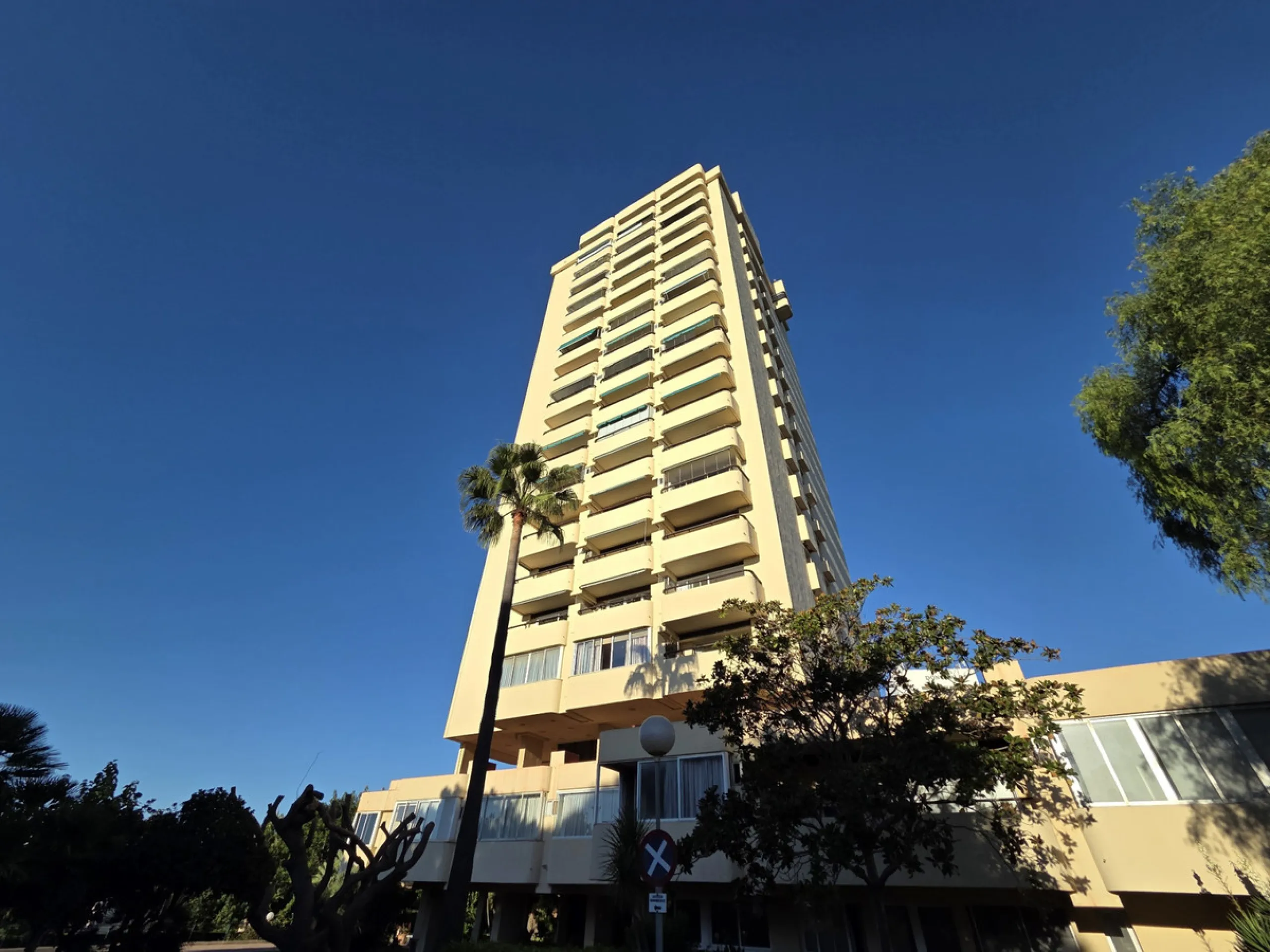 Exclusive luxury studio that combines elegance, comfort, and a privileged location. The property features a full bathroom and a spacious open-plan area that integrates the living room, dining area, kitchen, and bedroom. It also offers a storage room and a