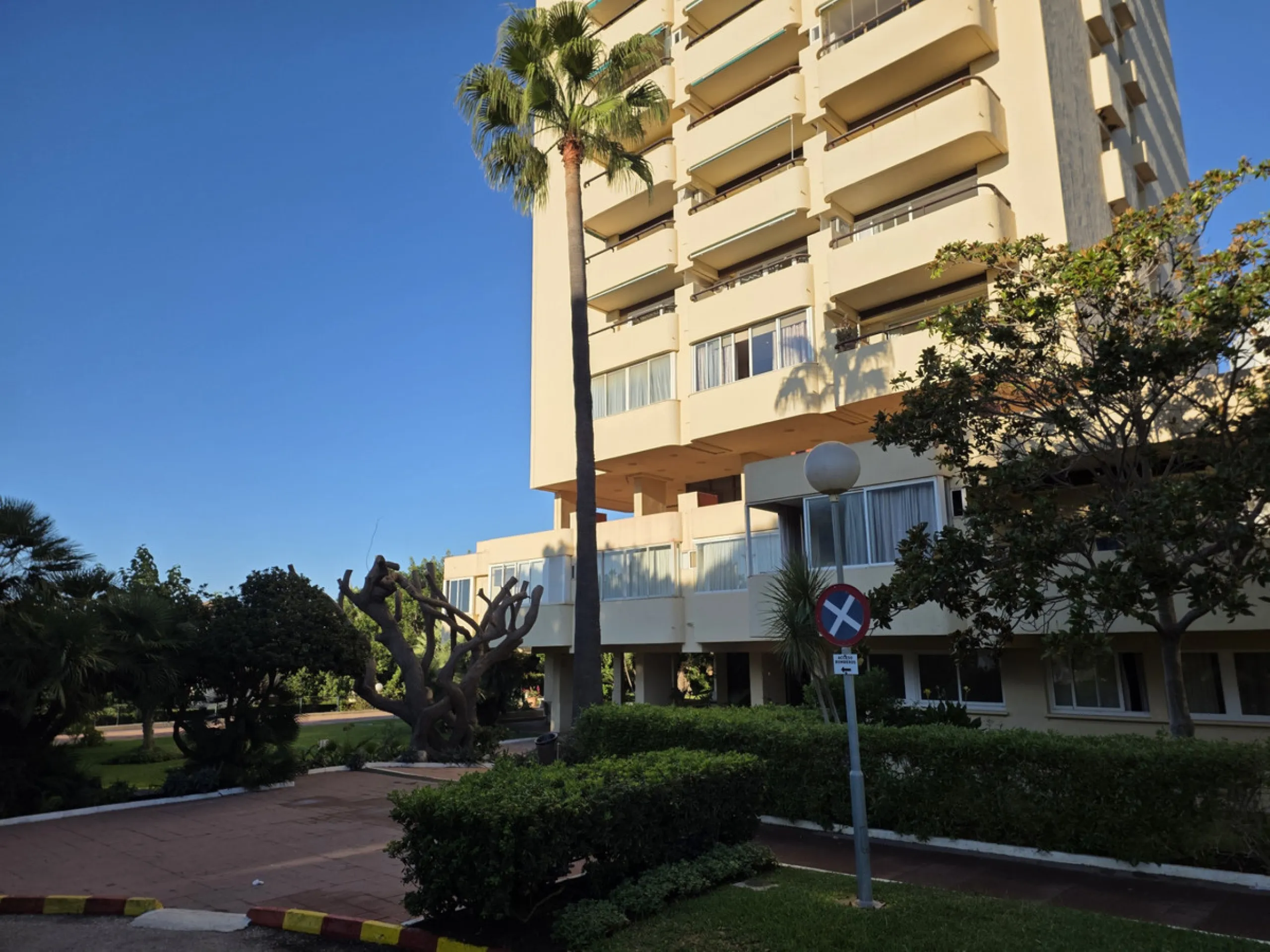 Exclusive luxury studio that combines elegance, comfort, and a privileged location. The property features a full bathroom and a spacious open-plan area that integrates the living room, dining area, kitchen, and bedroom. It also offers a storage room and a