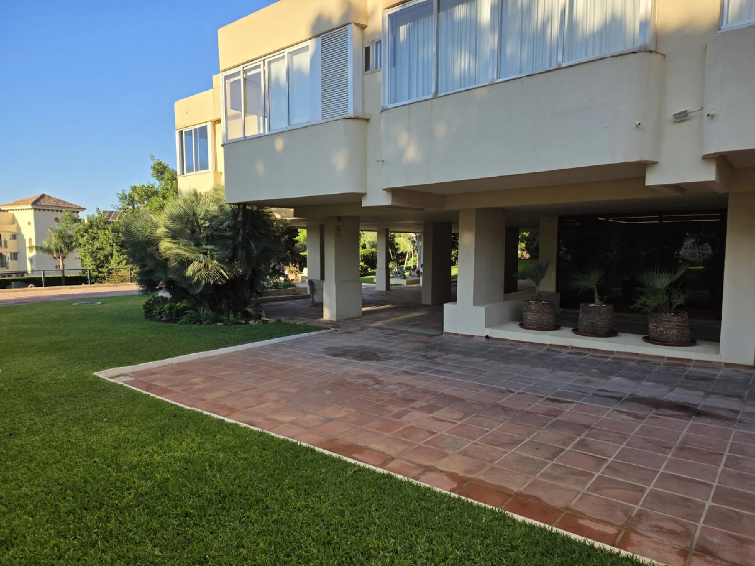 Exclusive luxury studio that combines elegance, comfort, and a privileged location. The property features a full bathroom and a spacious open-plan area that integrates the living room, dining area, kitchen, and bedroom. It also offers a storage room and a