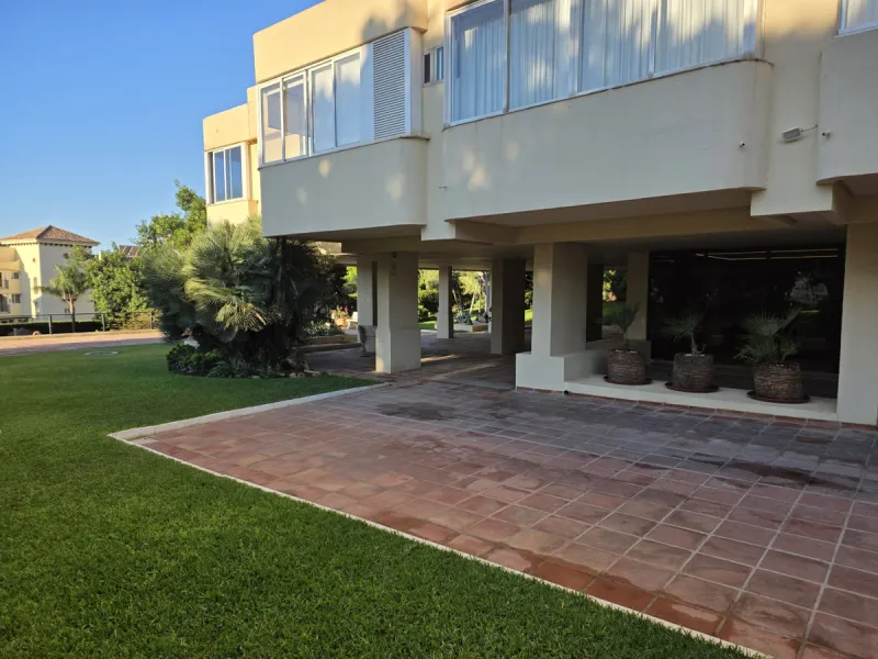 Exclusive luxury studio that combines elegance, comfort, and a privileged location. The property features a full bathroom and a spacious open-plan area that integrates the living room, dining area, kitchen, and bedroom. It also offers a storage room and a