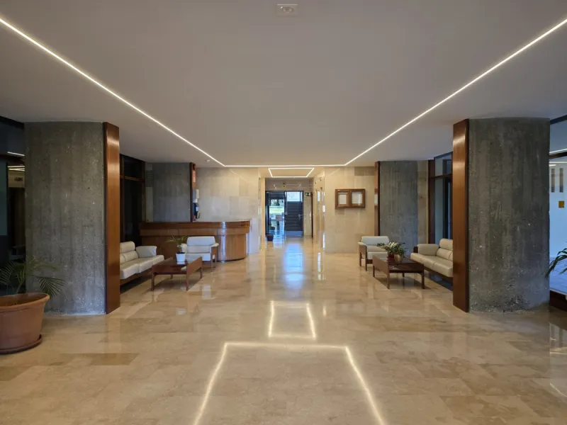 Exclusive luxury studio that combines elegance, comfort, and a privileged location. The property features a full bathroom and a spacious open-plan area that integrates the living room, dining area, kitchen, and bedroom. It also offers a storage room and a