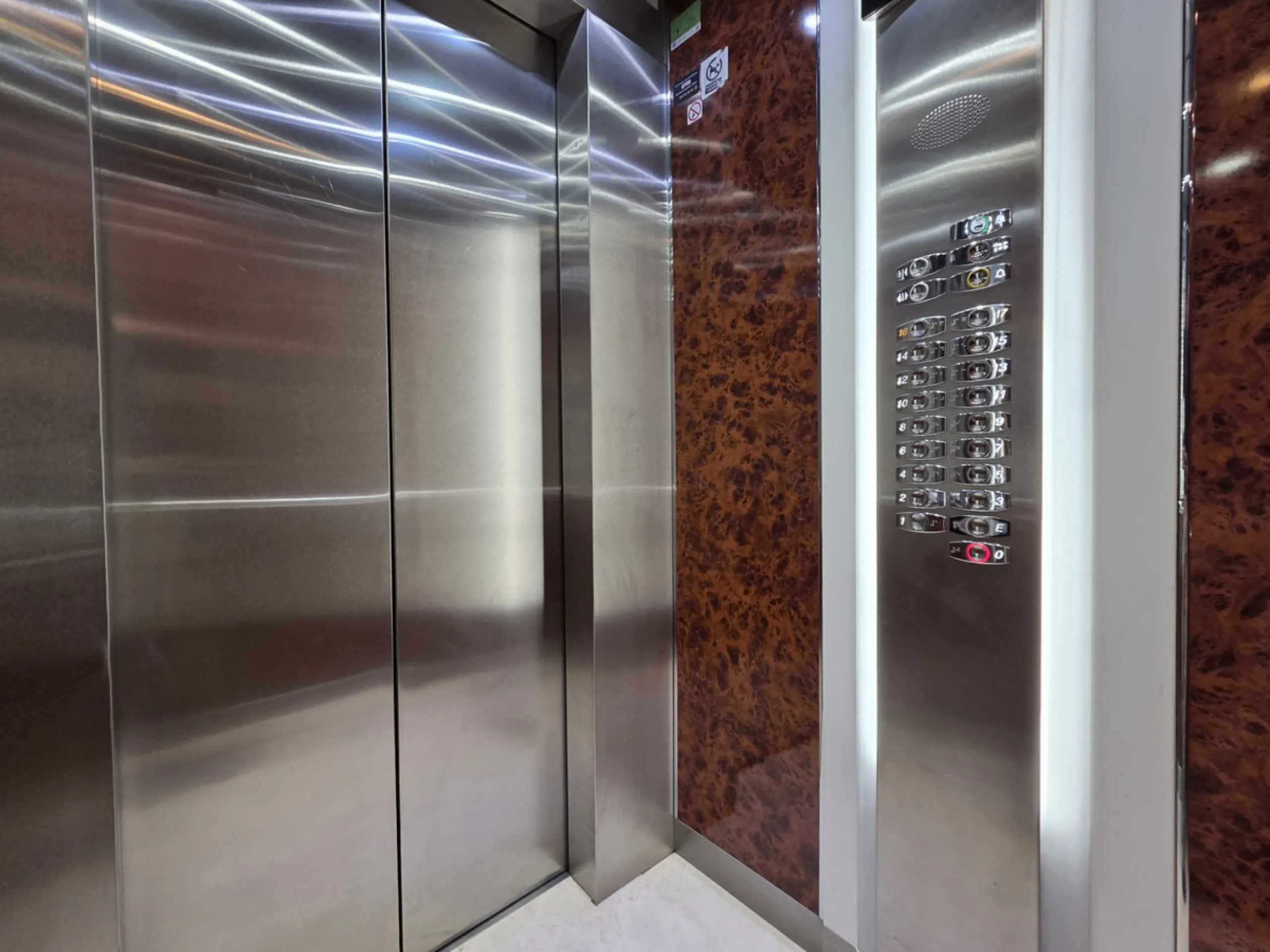 Exclusive luxury studio that combines elegance, comfort, and a privileged location. The property features a full bathroom and a spacious open-plan area that integrates the living room, dining area, kitchen, and bedroom. It also offers a storage room and a