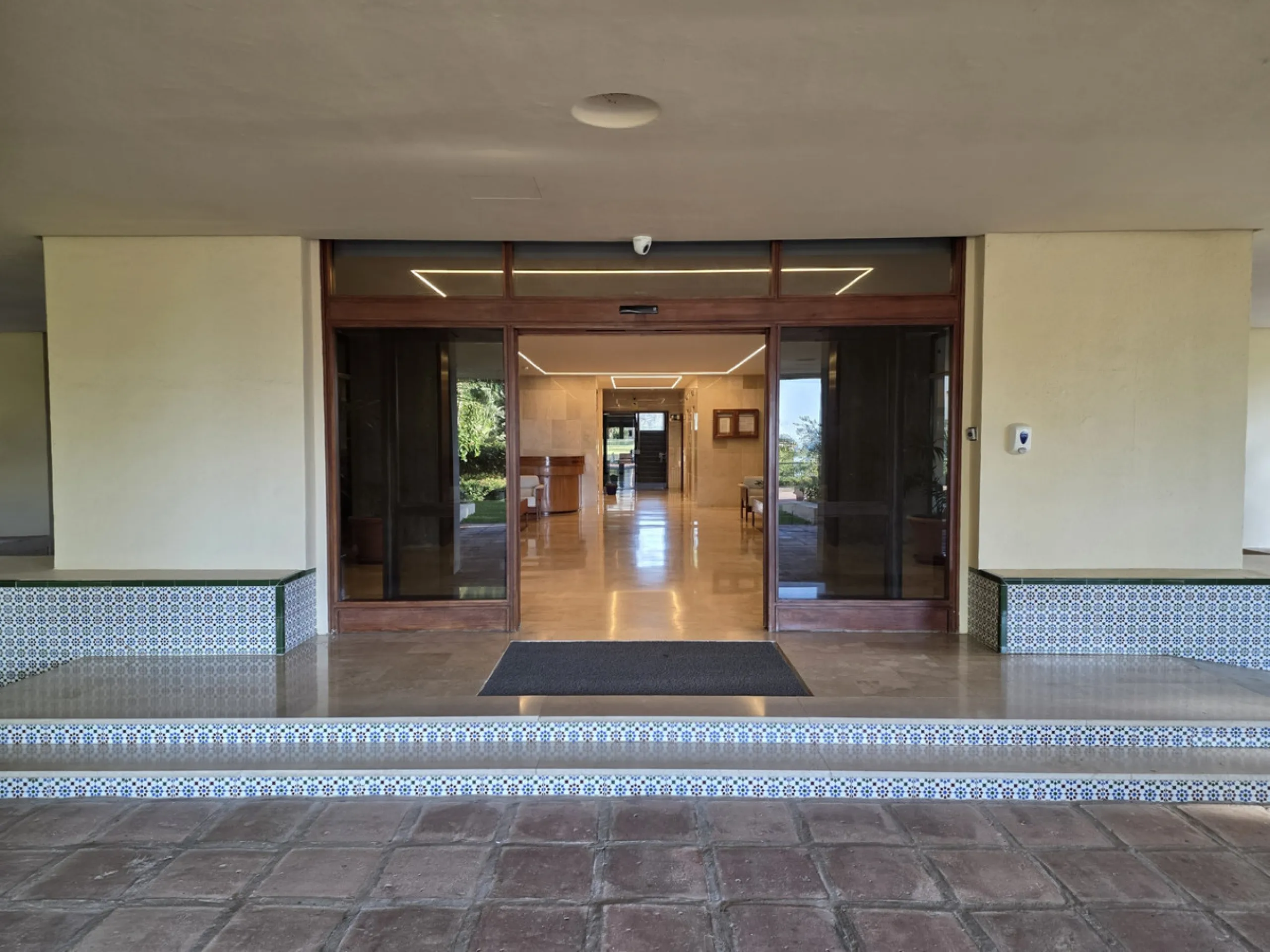 Exclusive luxury studio that combines elegance, comfort, and a privileged location. The property features a full bathroom and a spacious open-plan area that integrates the living room, dining area, kitchen, and bedroom. It also offers a storage room and a