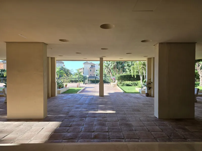 Exclusive luxury studio that combines elegance, comfort, and a privileged location. The property features a full bathroom and a spacious open-plan area that integrates the living room, dining area, kitchen, and bedroom. It also offers a storage room and a