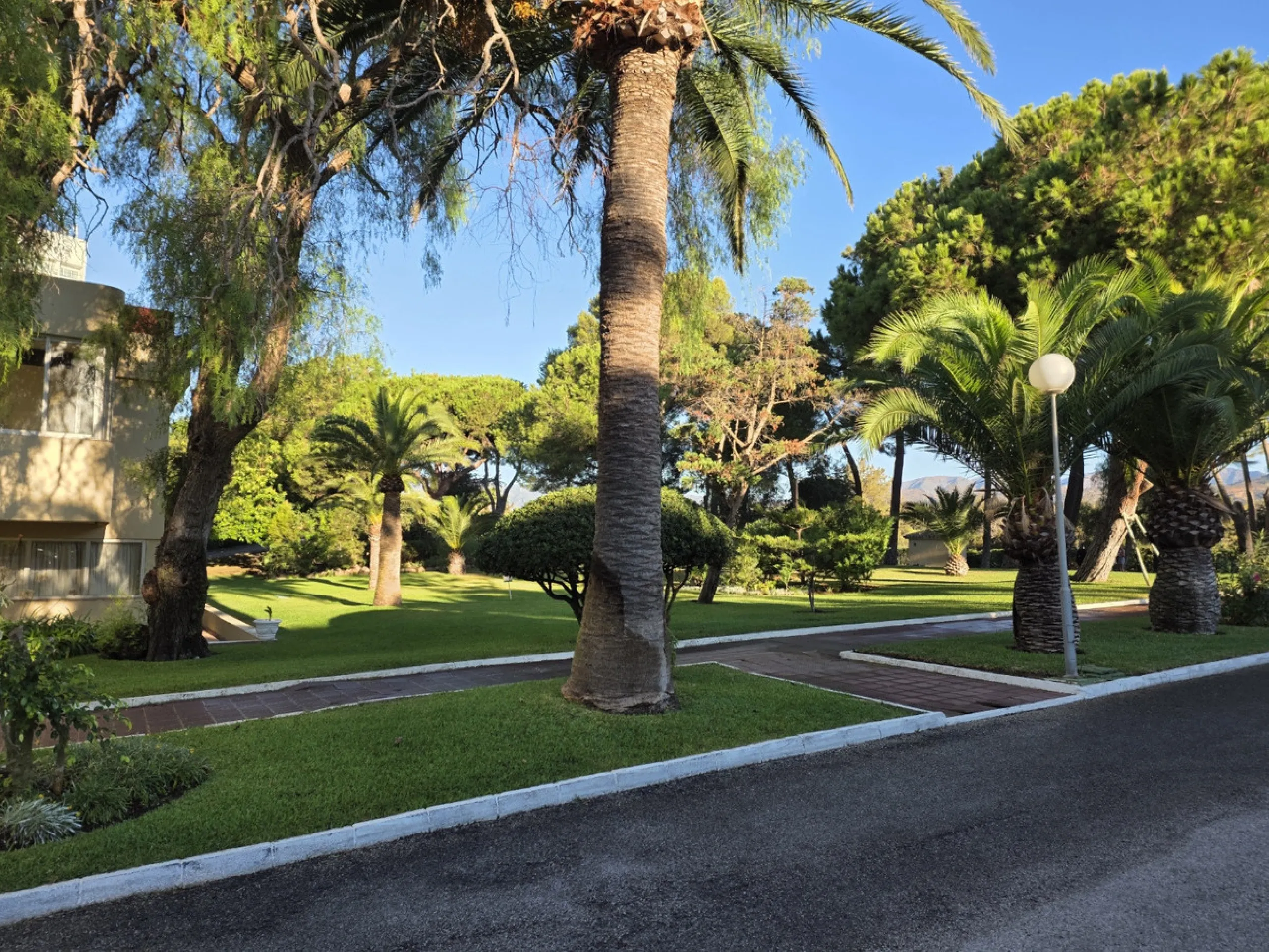 Exclusive luxury studio that combines elegance, comfort, and a privileged location. The property features a full bathroom and a spacious open-plan area that integrates the living room, dining area, kitchen, and bedroom. It also offers a storage room and a