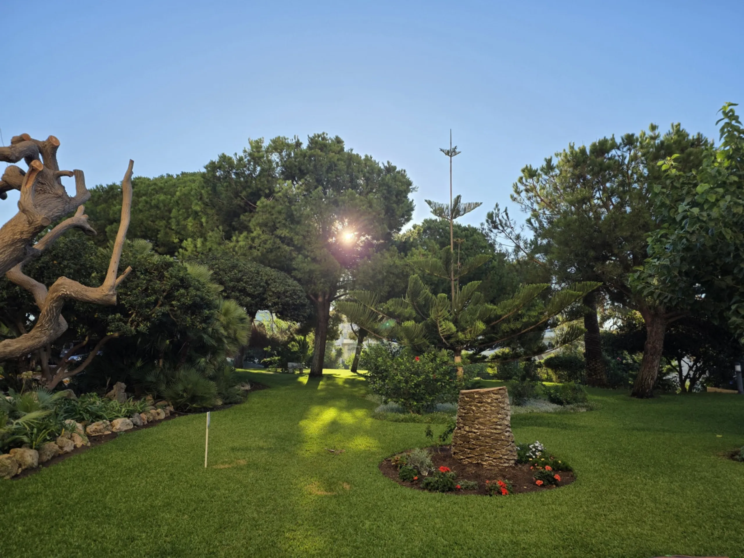 Exclusive luxury studio that combines elegance, comfort, and a privileged location. The property features a full bathroom and a spacious open-plan area that integrates the living room, dining area, kitchen, and bedroom. It also offers a storage room and a