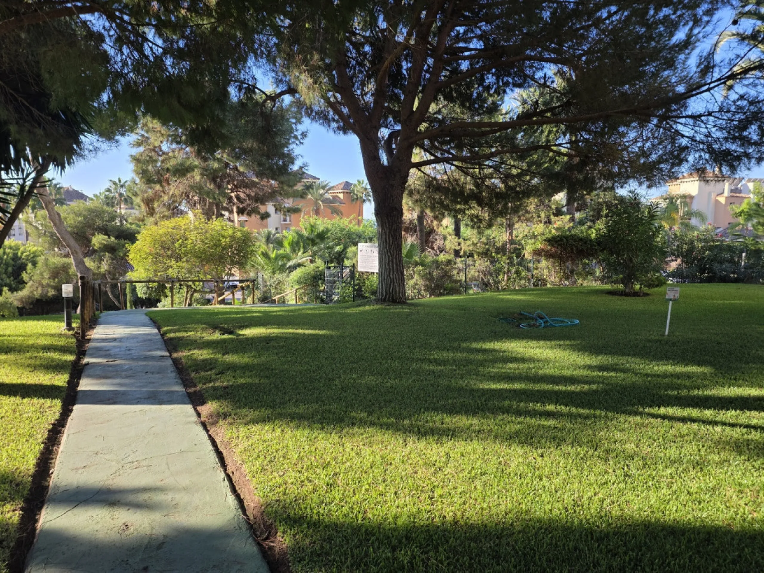 Exclusive luxury studio that combines elegance, comfort, and a privileged location. The property features a full bathroom and a spacious open-plan area that integrates the living room, dining area, kitchen, and bedroom. It also offers a storage room and a