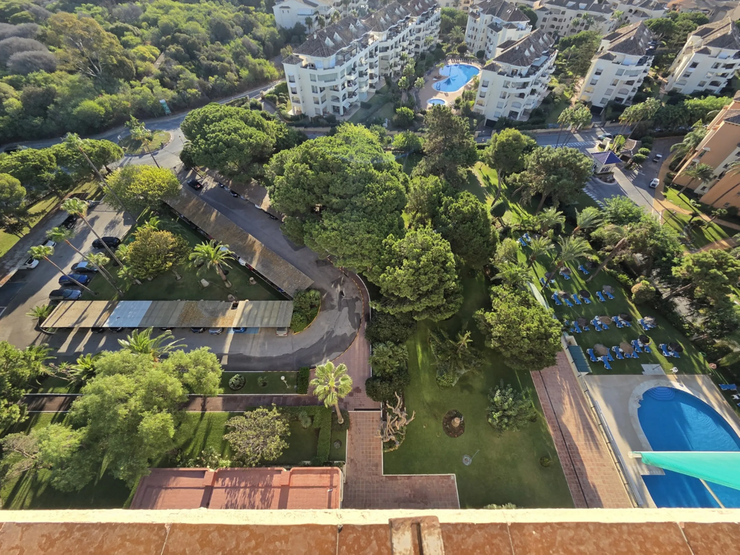 Exclusive luxury studio that combines elegance, comfort, and a privileged location. The property features a full bathroom and a spacious open-plan area that integrates the living room, dining area, kitchen, and bedroom. It also offers a storage room and a