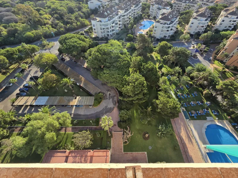 Exclusive luxury studio that combines elegance, comfort, and a privileged location. The property features a full bathroom and a spacious open-plan area that integrates the living room, dining area, kitchen, and bedroom. It also offers a storage room and a