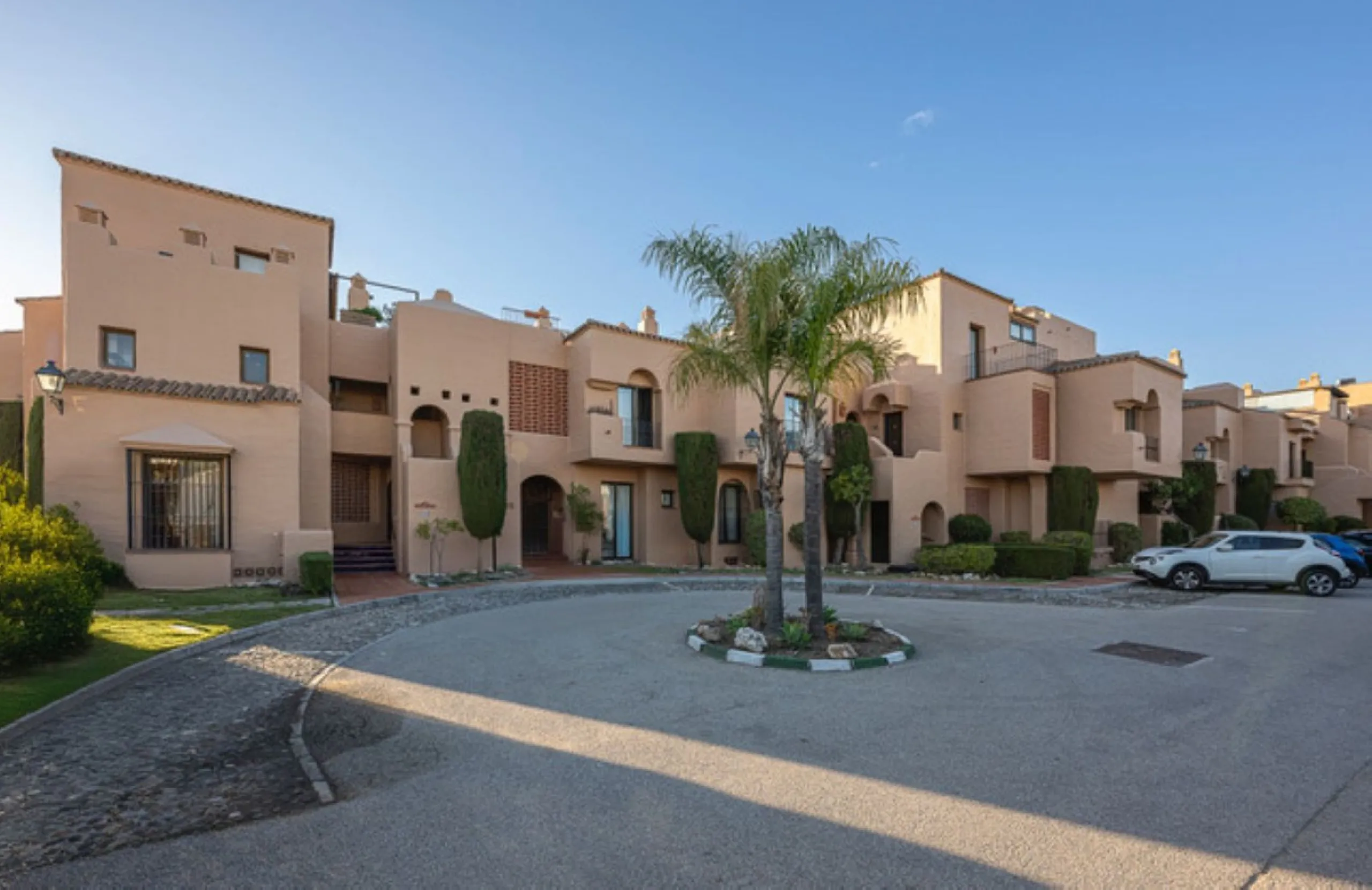 STUNNING PENTHOUSE WITH LARGE TERRACE NEXT TO THE GOLF COURSE